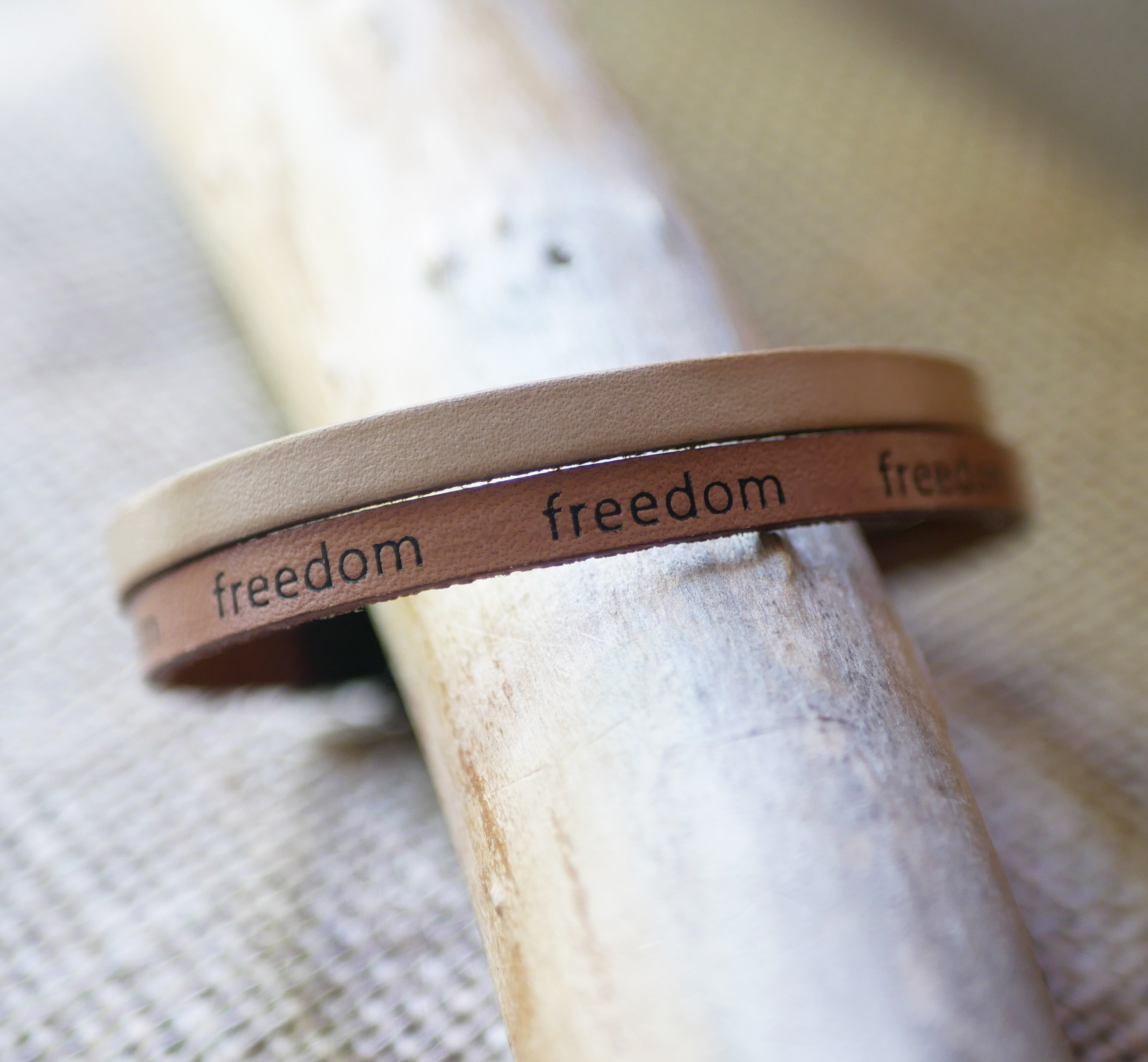 Blandat armband i två läder i naturbeige Frihetsgravyr för att göra det personligt