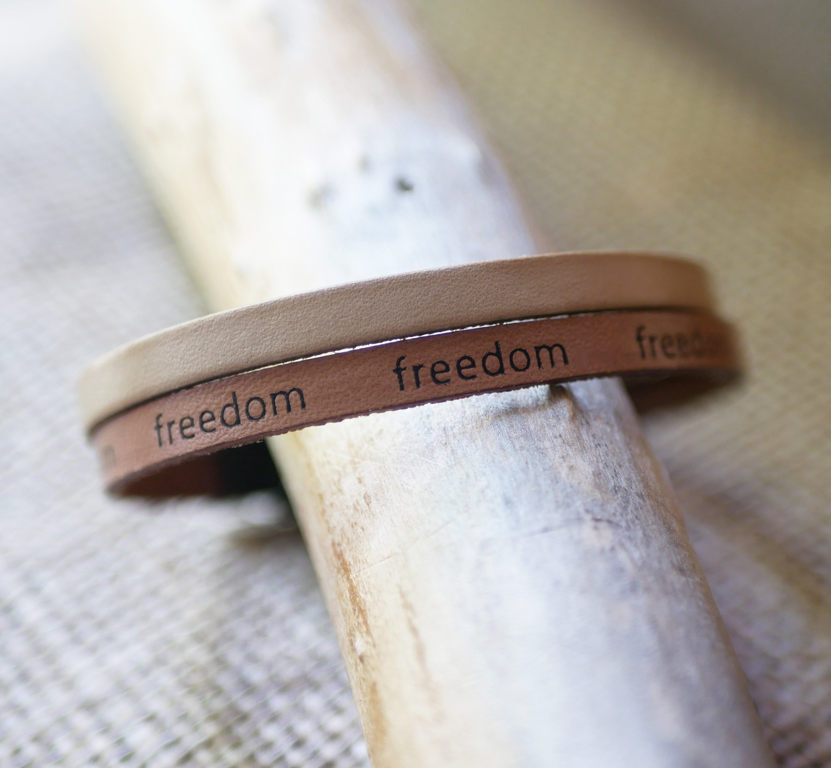 Blandat armband i två läder i naturbeige Frihetsgravyr för att göra det personligt