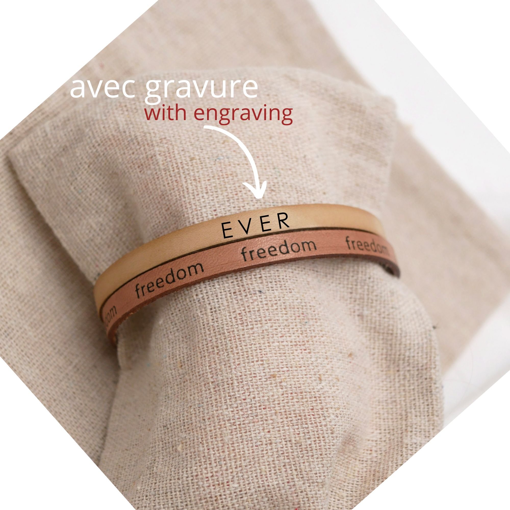 Blandat armband i två läder i naturbeige Frihetsgravyr för att göra det personligt