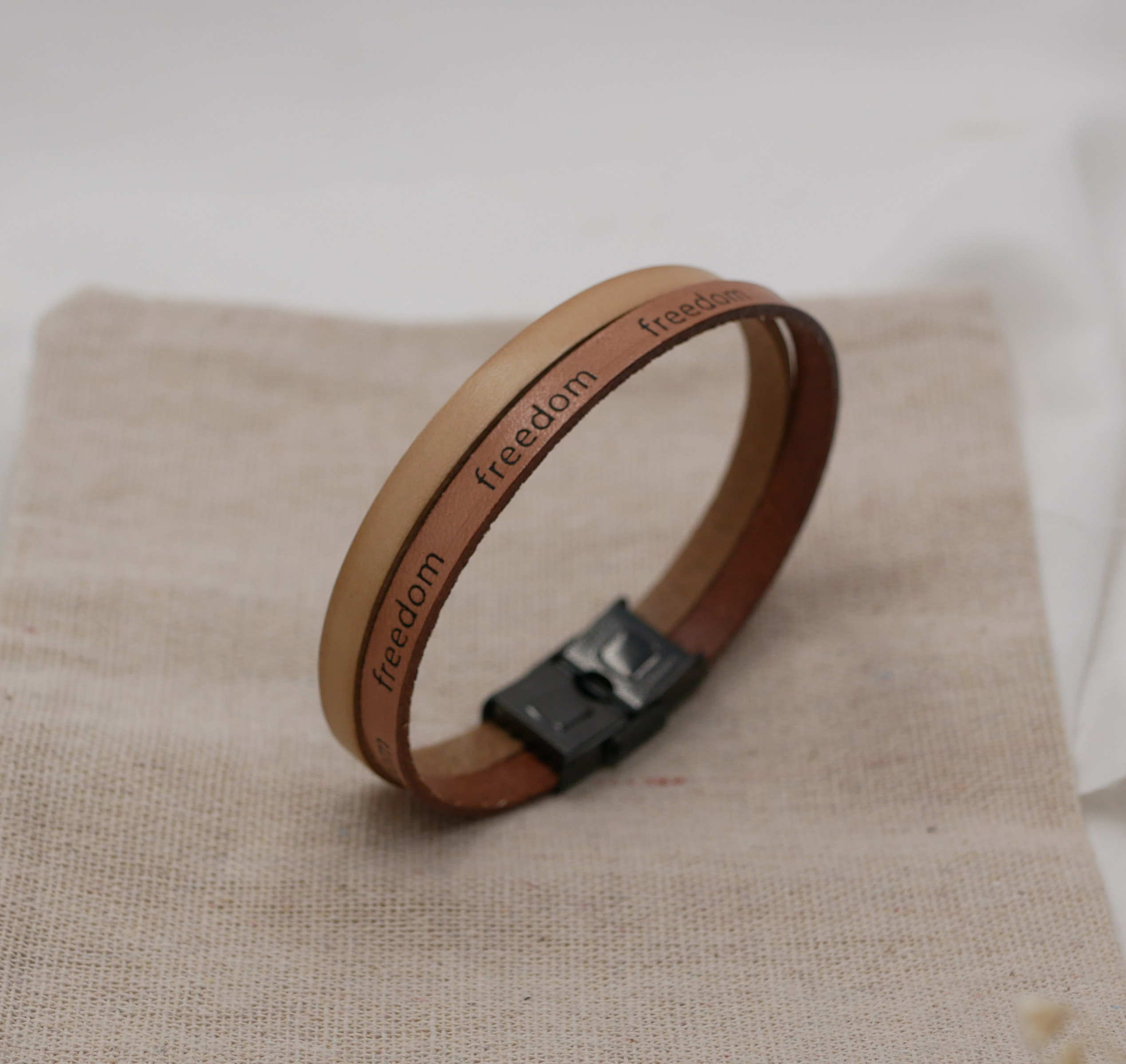 Blandat armband i två läder i naturbeige Frihetsgravyr för att göra det personligt