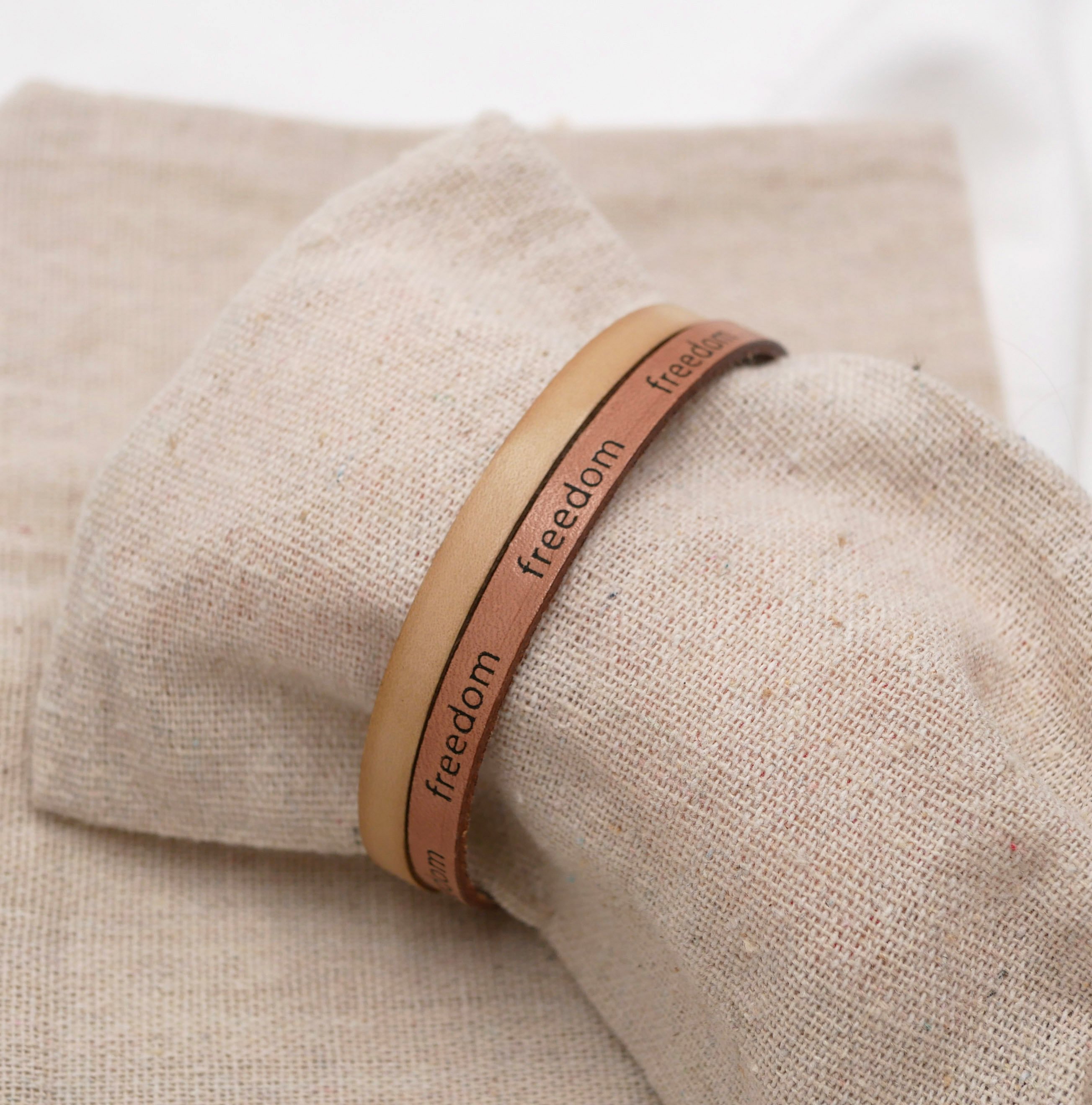 Blandat armband i två läder i naturbeige Frihetsgravyr för att göra det personligt