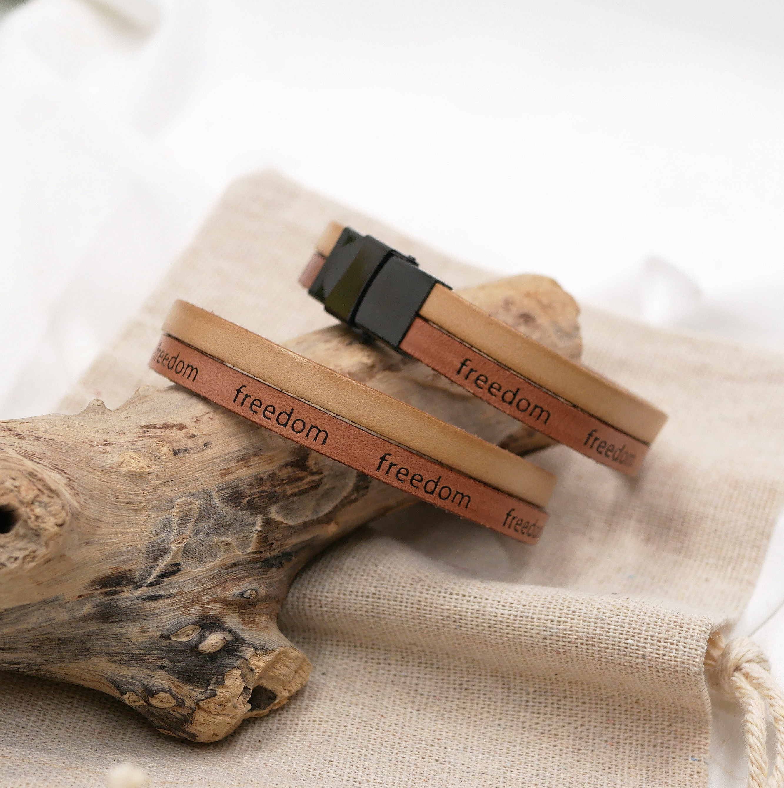 Blandat armband i tv&aring; l&auml;der i naturbeige Frihetsgravyr f&ouml;r att g&ouml;ra det personligt