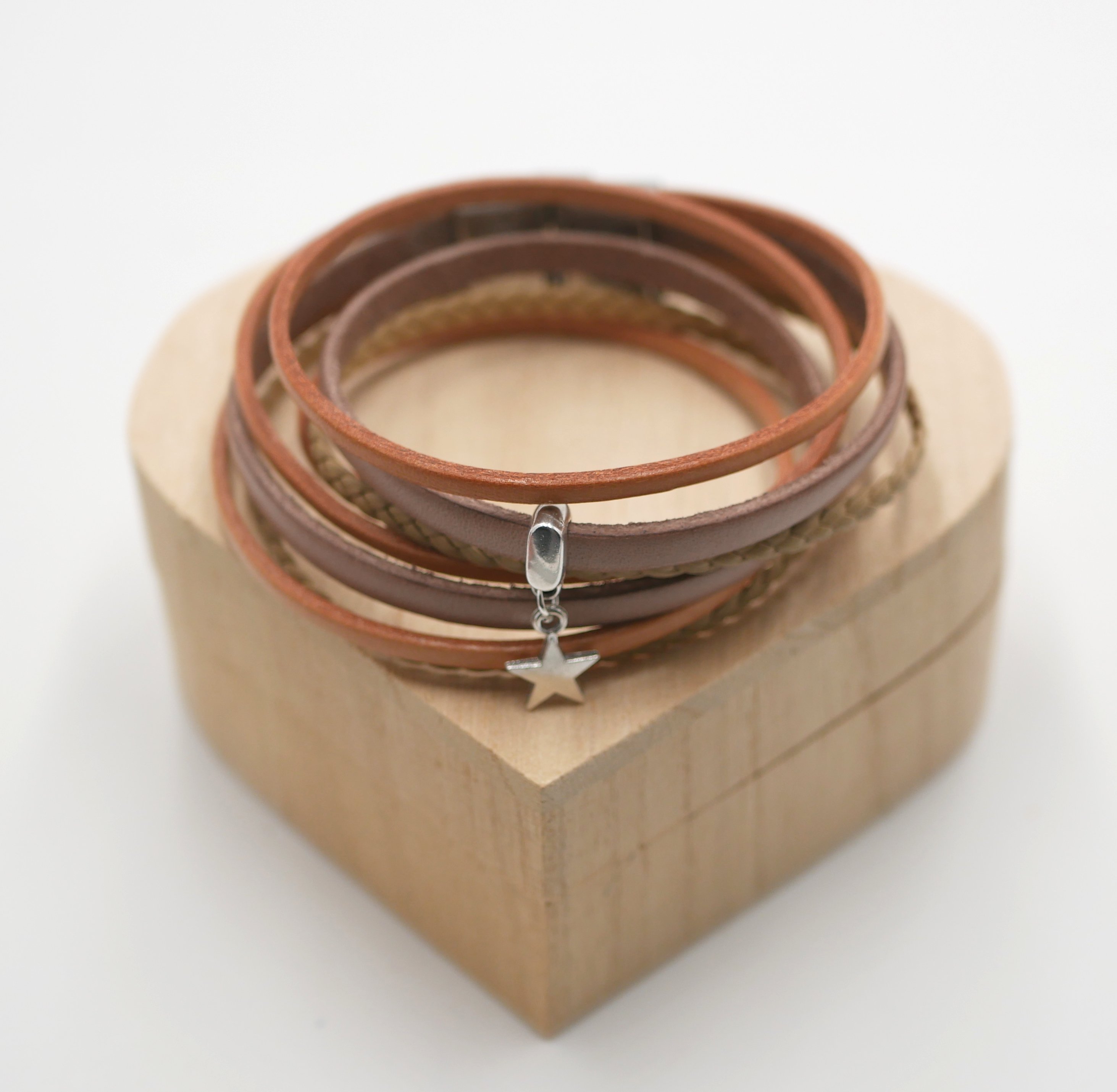 Anpassningsbart multi läderarmband med beige hänge 