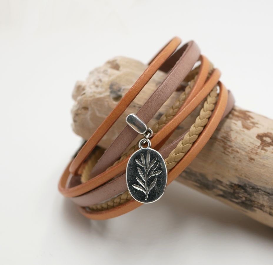 Anpassningsbart multi läderarmband med beige hänge 