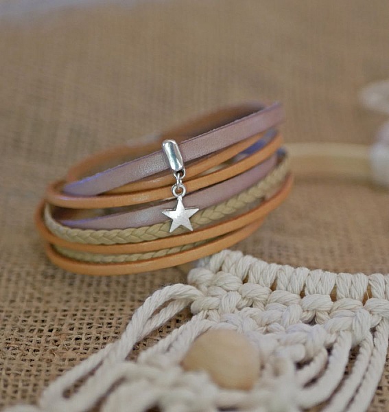 Anpassningsbart multi l&auml;derarmband med beige h&auml;nge 