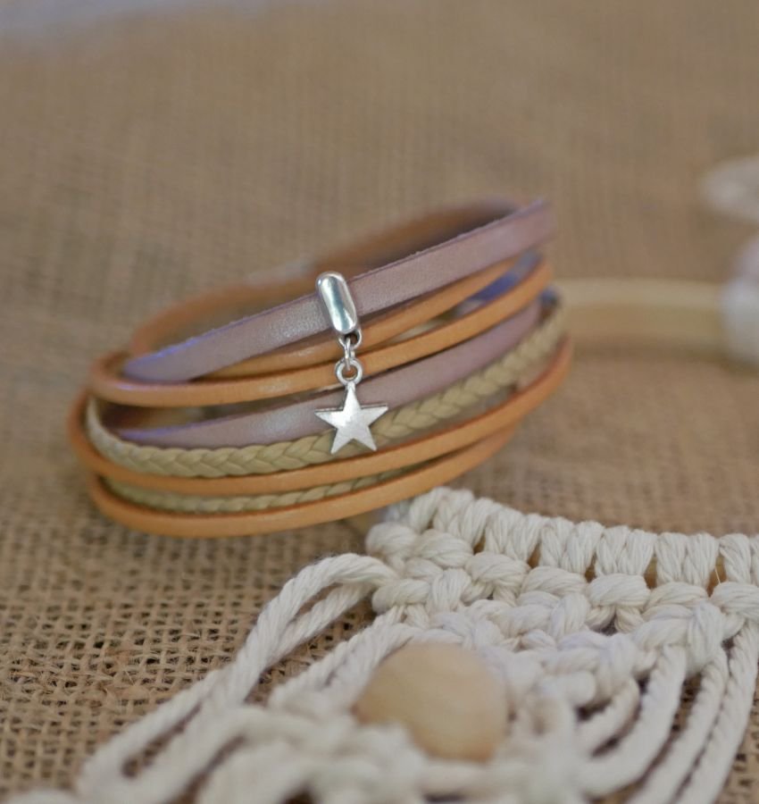 Anpassningsbart multi läderarmband med beige hänge 