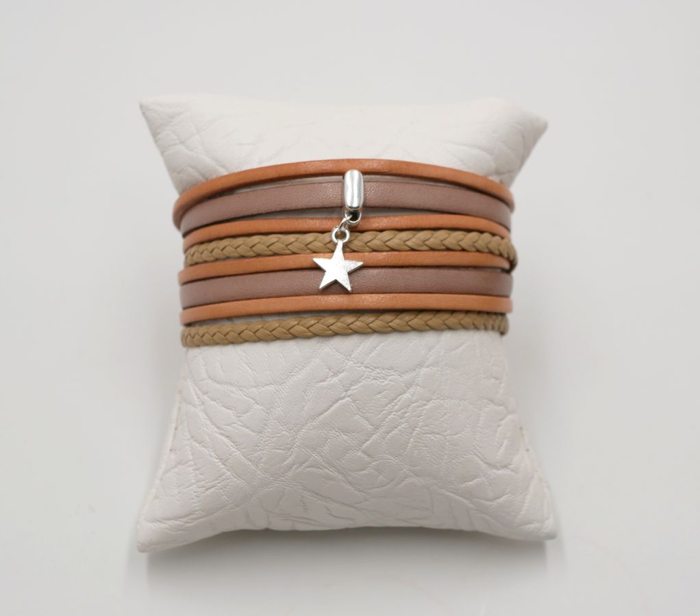 Anpassningsbart multi läderarmband med beige hänge 