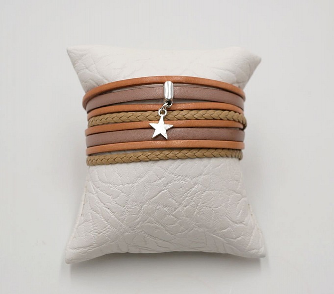 Anpassningsbart multi l&auml;derarmband med beige h&auml;nge 