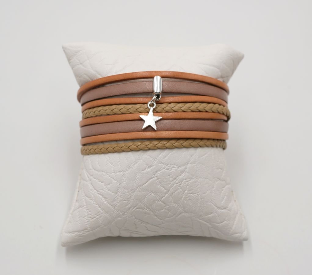 Anpassningsbart multi läderarmband med beige hänge 
