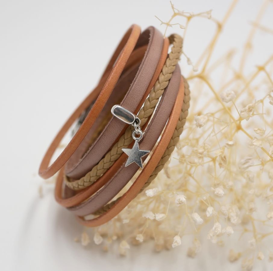 Anpassningsbart multi läderarmband med beige hänge 
