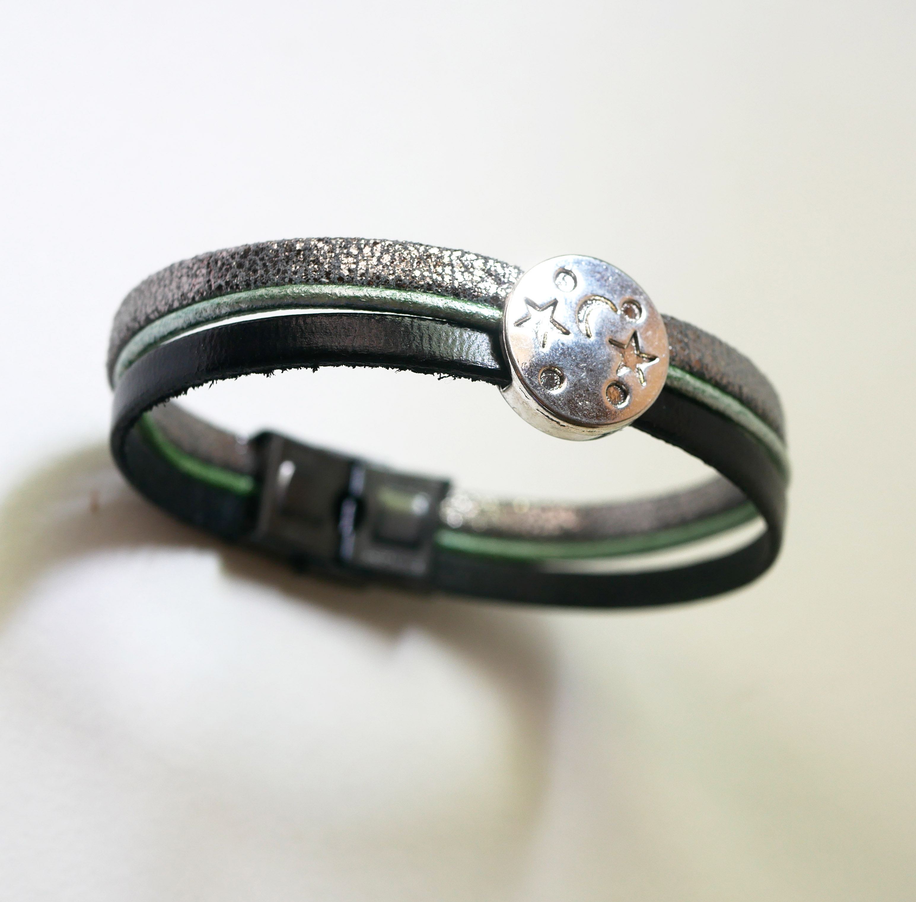 Armband med flera länkar i läder med månstjärna, cabochoner i silver, grönt och svart