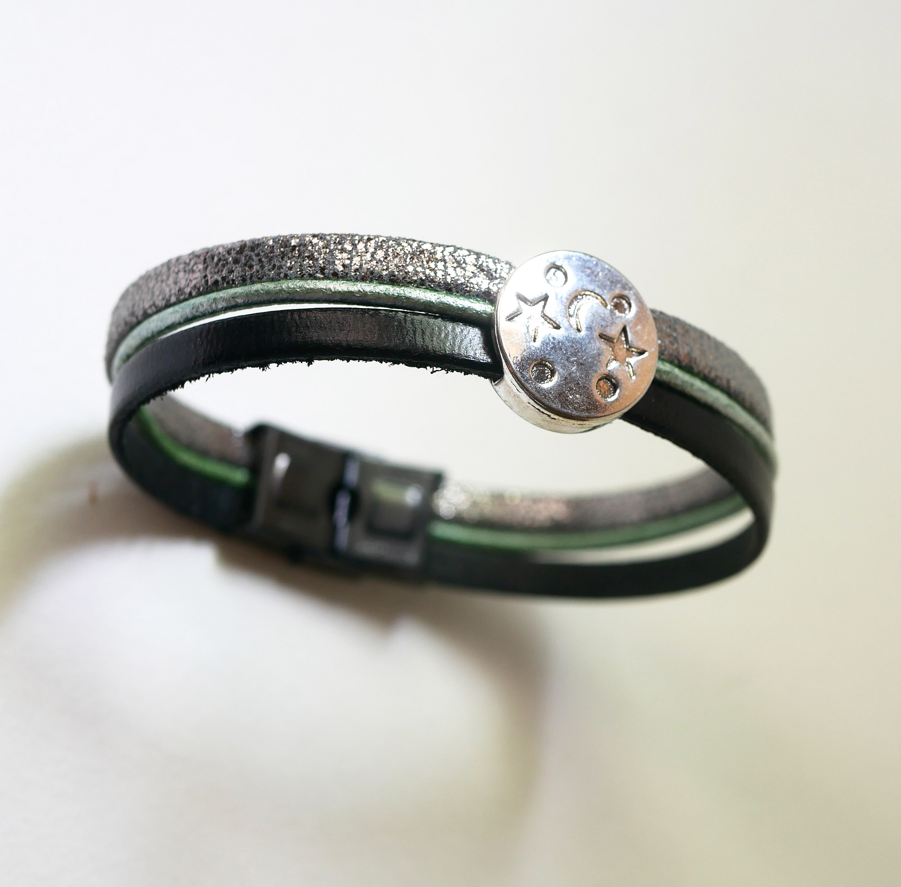 Armband med flera l&auml;nkar i l&auml;der med m&aring;nstj&auml;rna, cabochoner i silver, gr&ouml;nt och svart