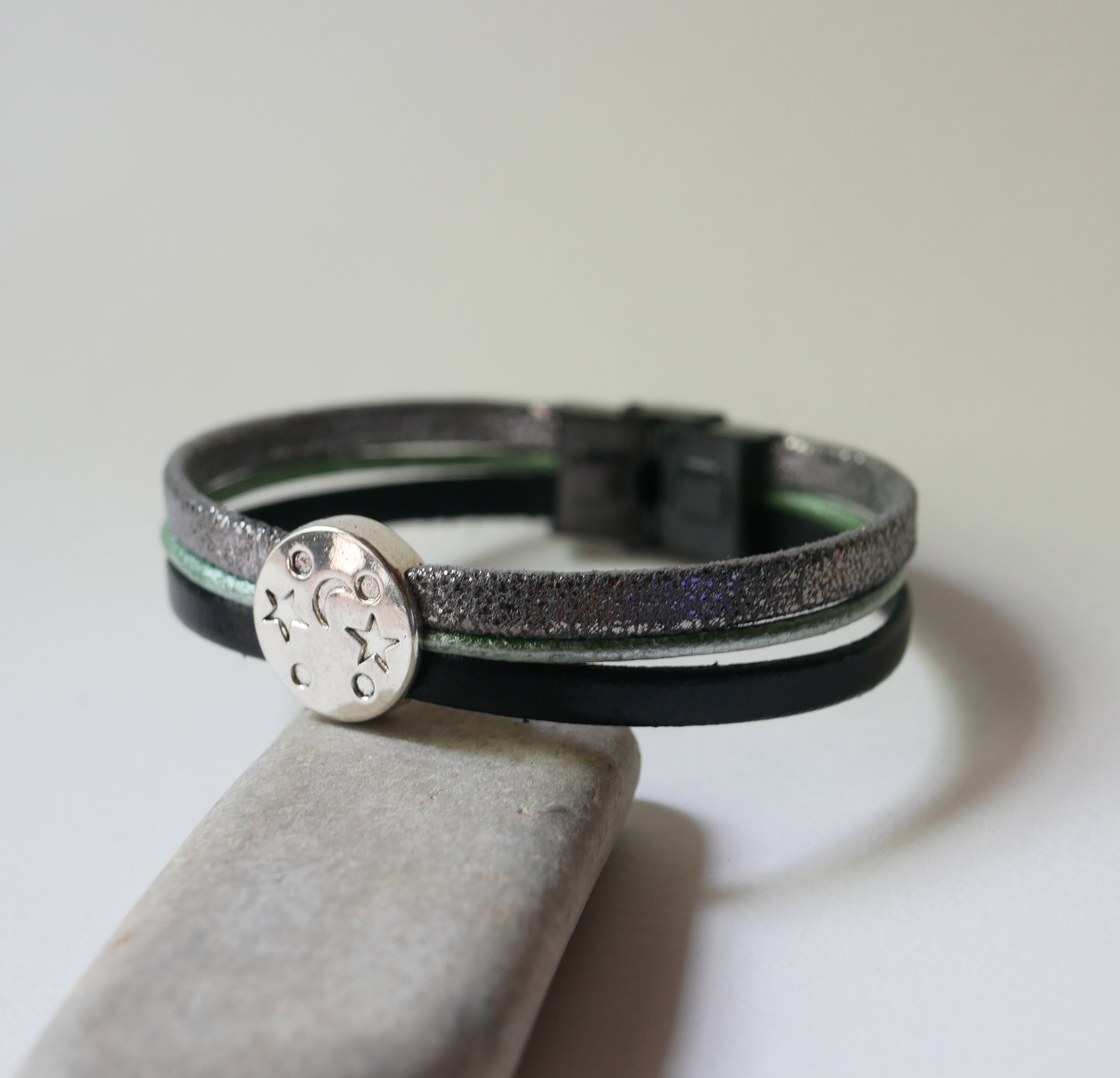 Armband med flera länkar i läder med månstjärna, cabochoner i silver, grönt och svart