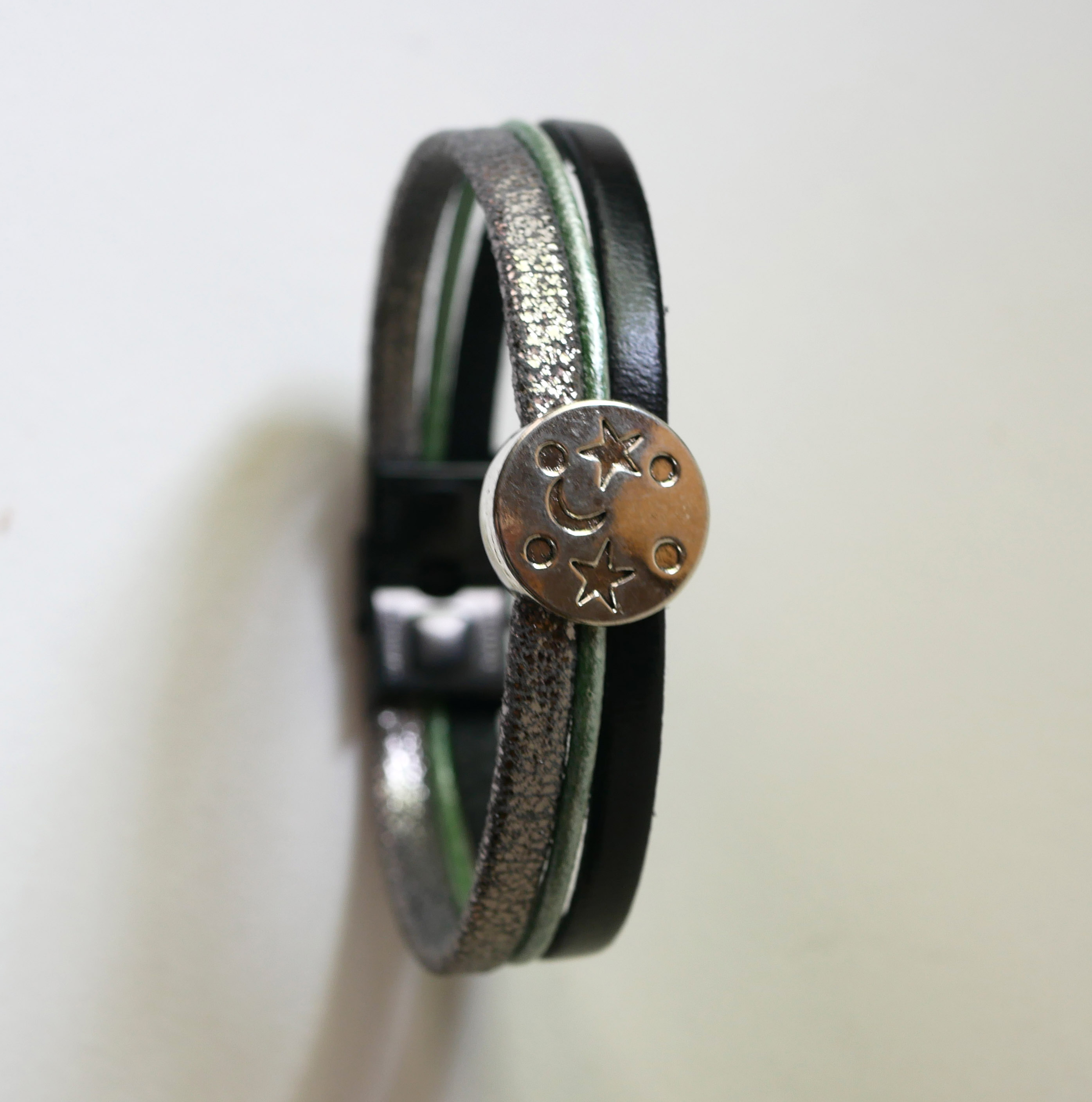 Armband med flera länkar i läder med månstjärna, cabochoner i silver, grönt och svart