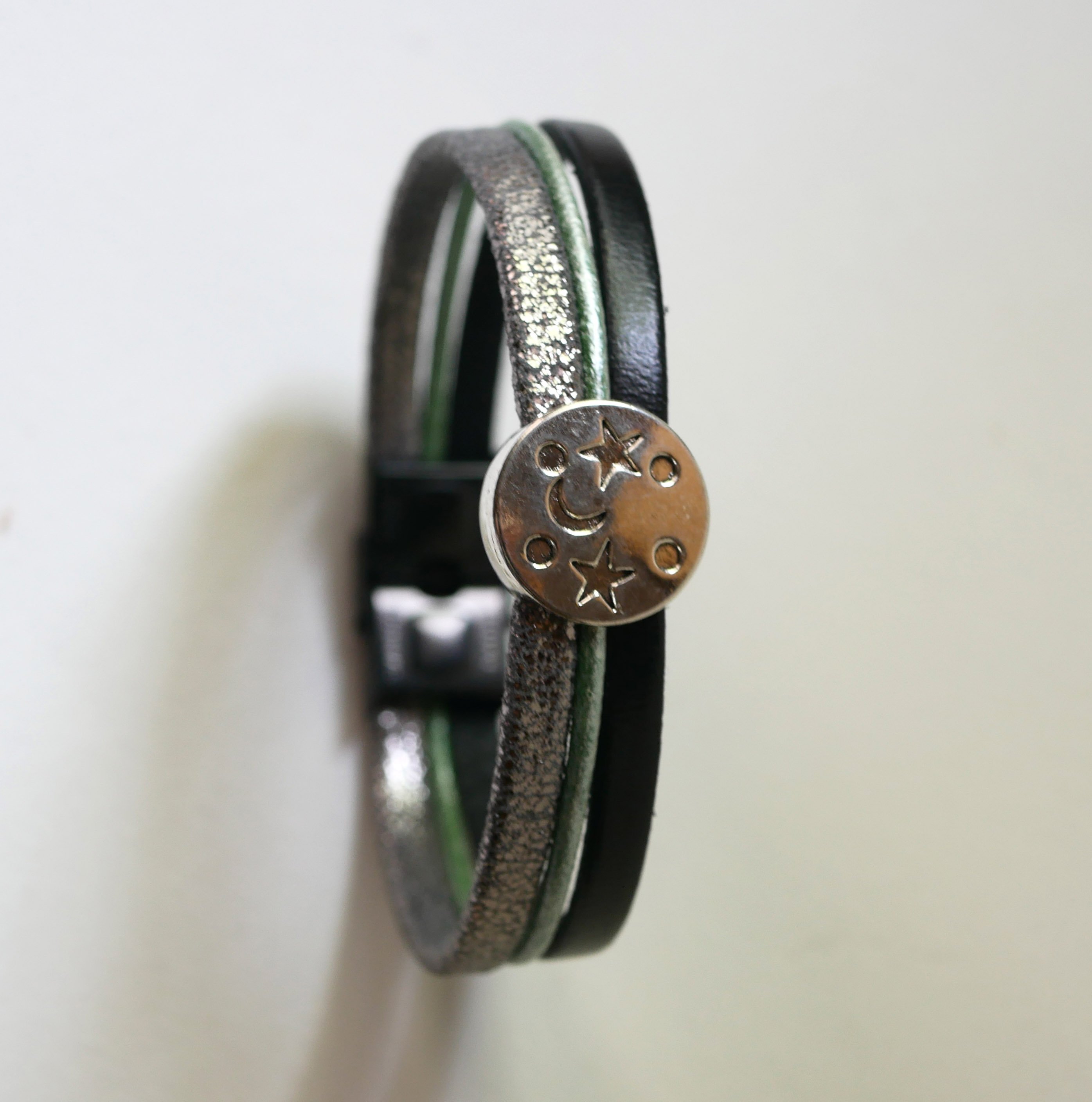Armband med flera länkar i läder med månstjärna, cabochoner i silver, grönt och svart