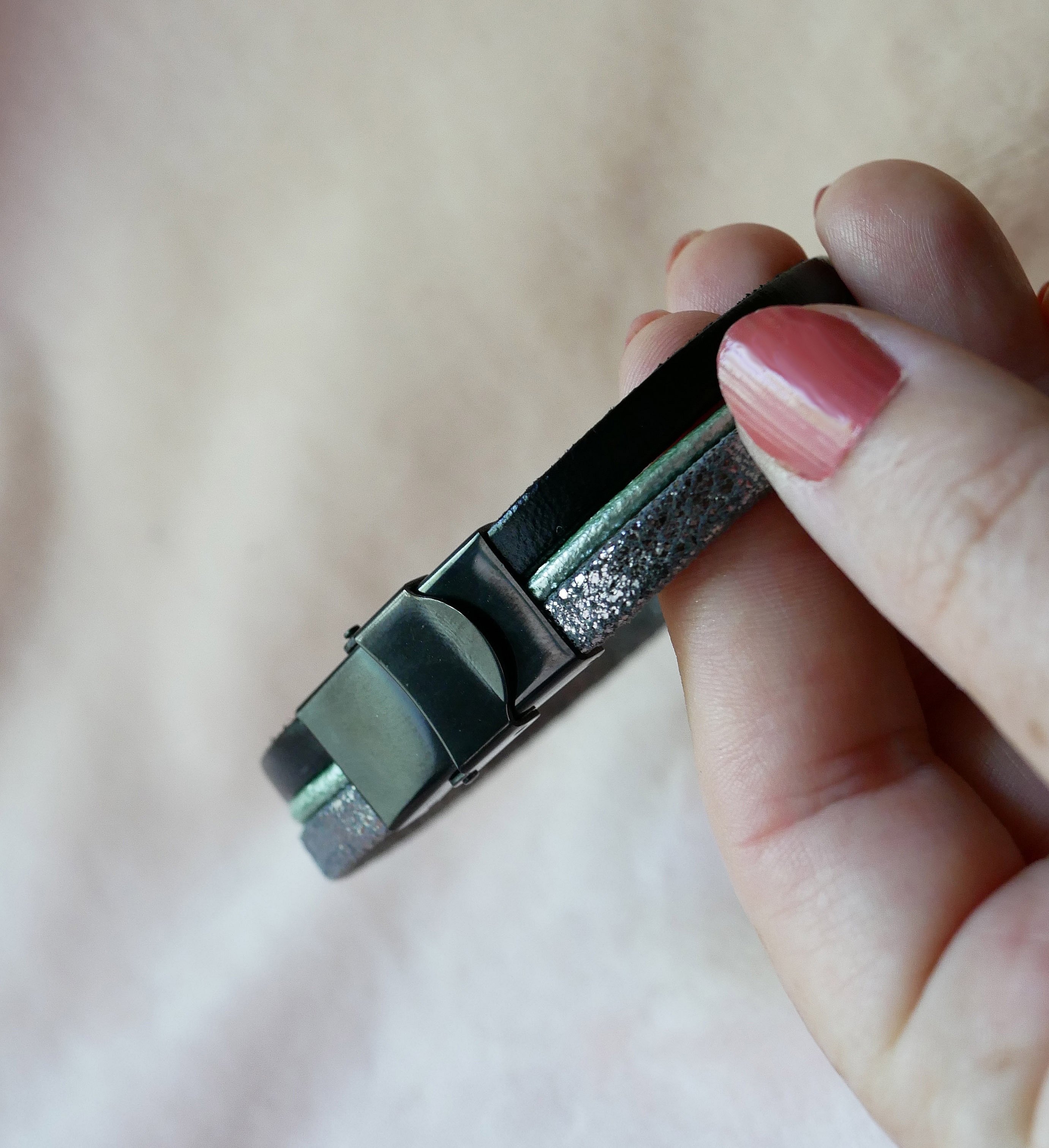 Armband med flera l&auml;nkar i l&auml;der med m&aring;nstj&auml;rna, cabochoner i silver, gr&ouml;nt och svart