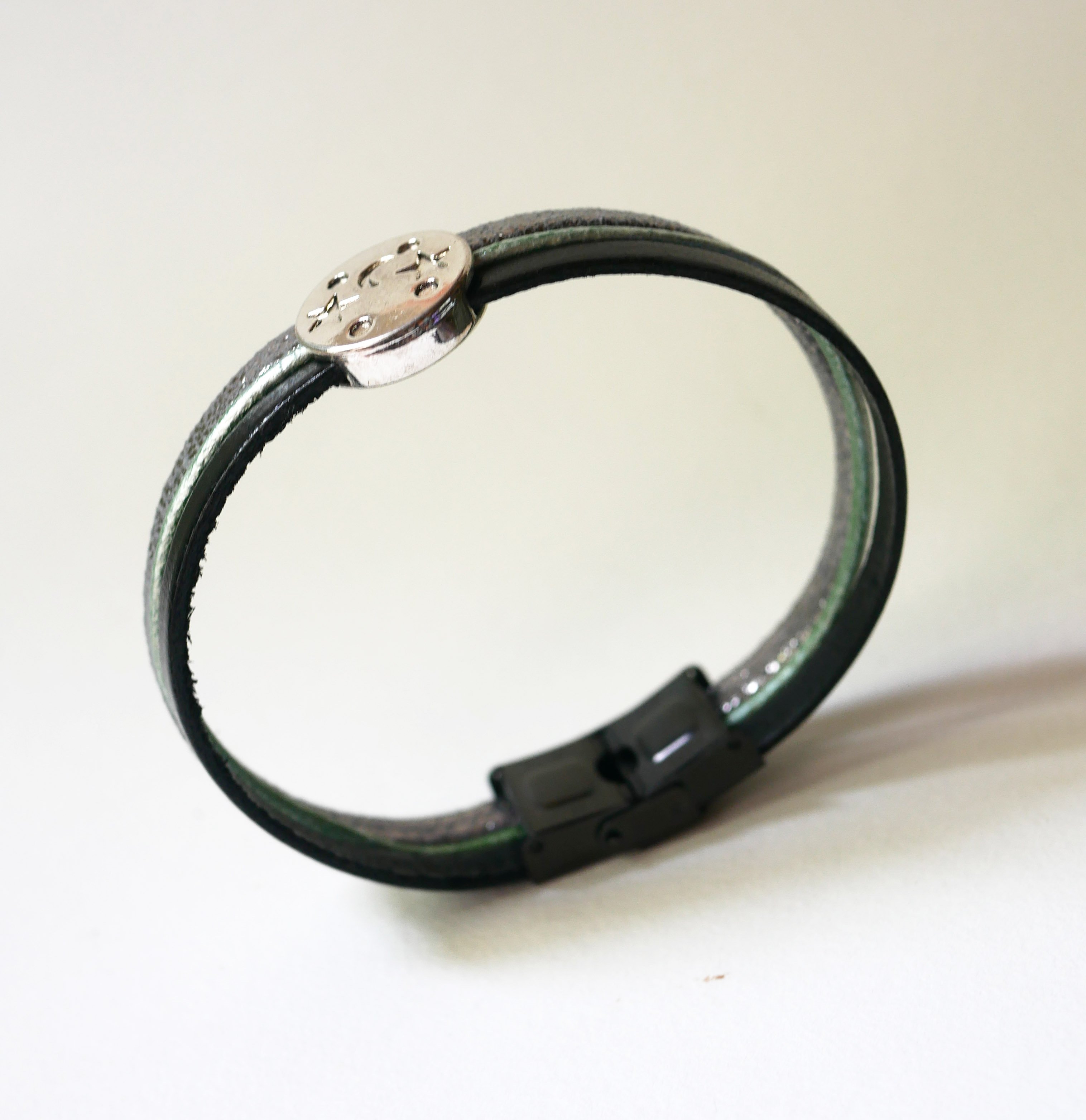 Armband med flera länkar i läder med månstjärna, cabochoner i silver, grönt och svart