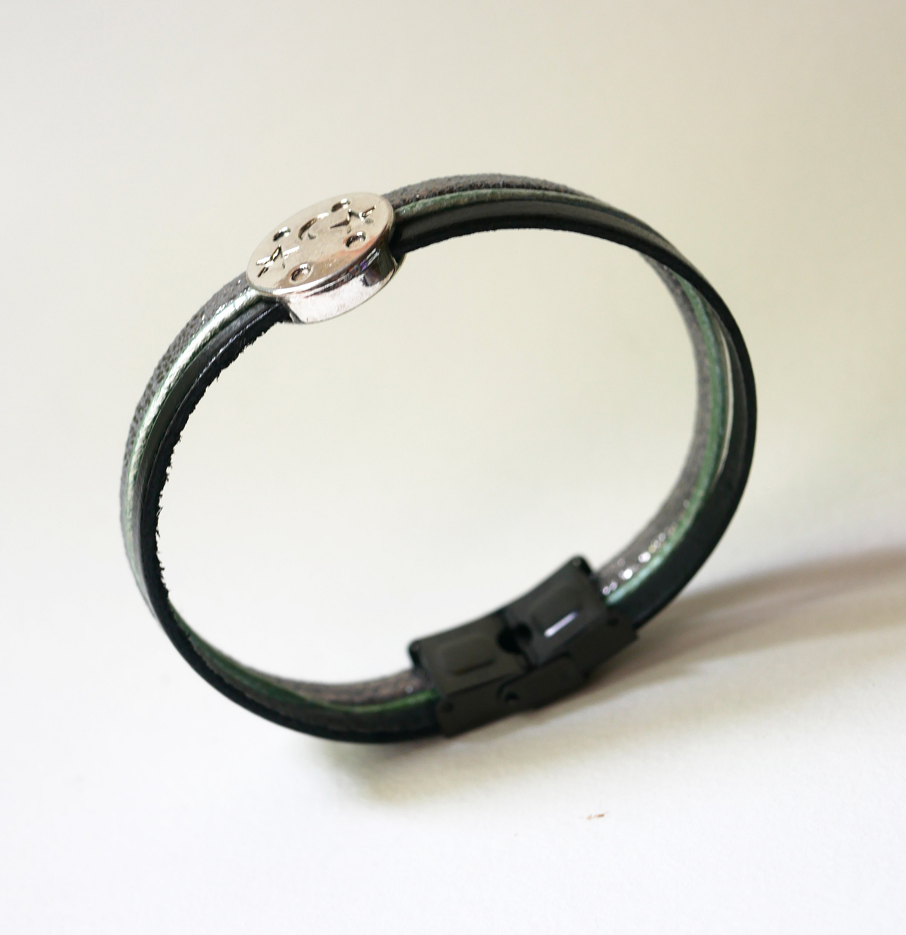 Armband med flera l&auml;nkar i l&auml;der med m&aring;nstj&auml;rna, cabochoner i silver, gr&ouml;nt och svart