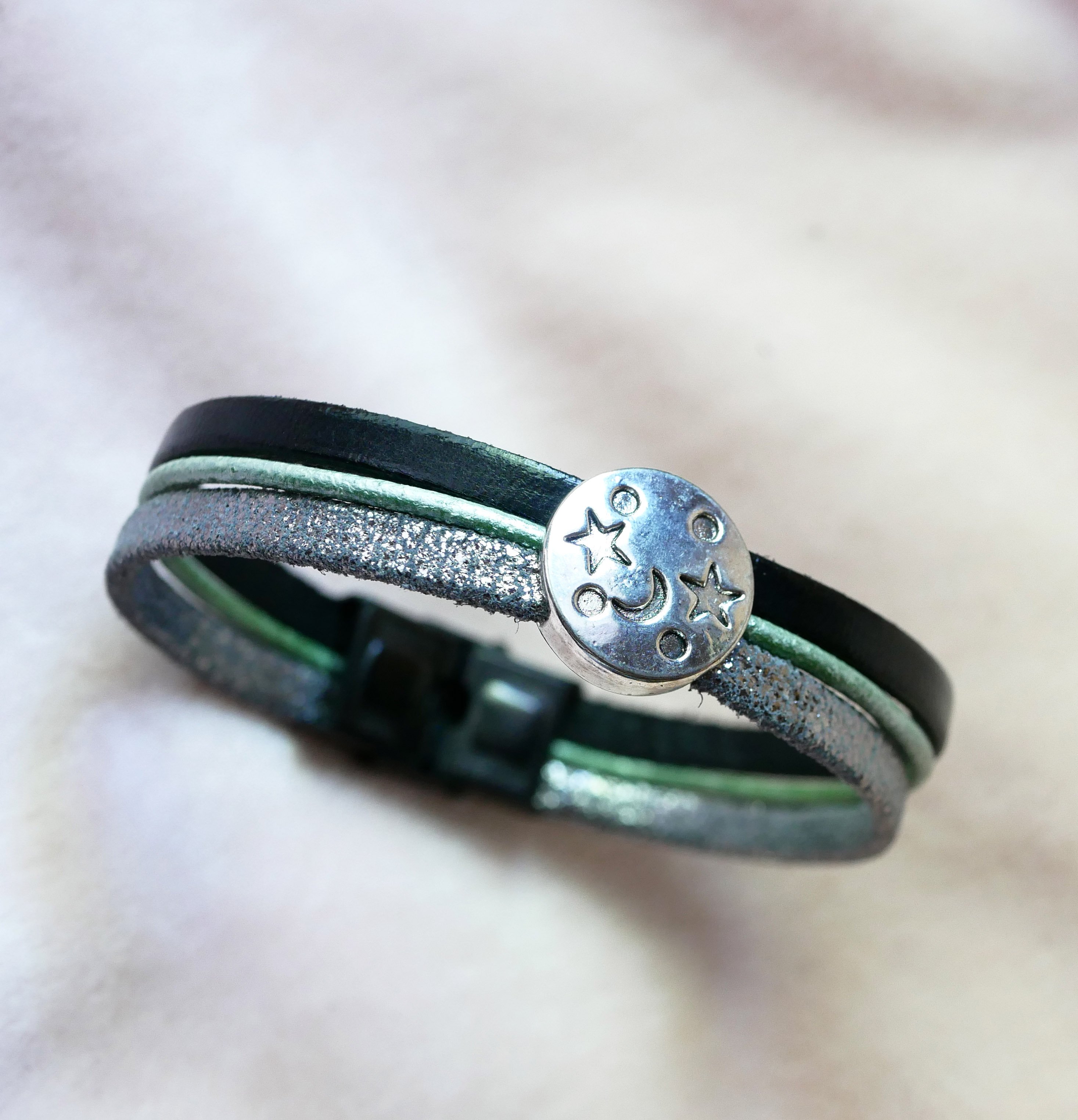 Armband med flera länkar i läder med månstjärna, cabochoner i silver, grönt och svart