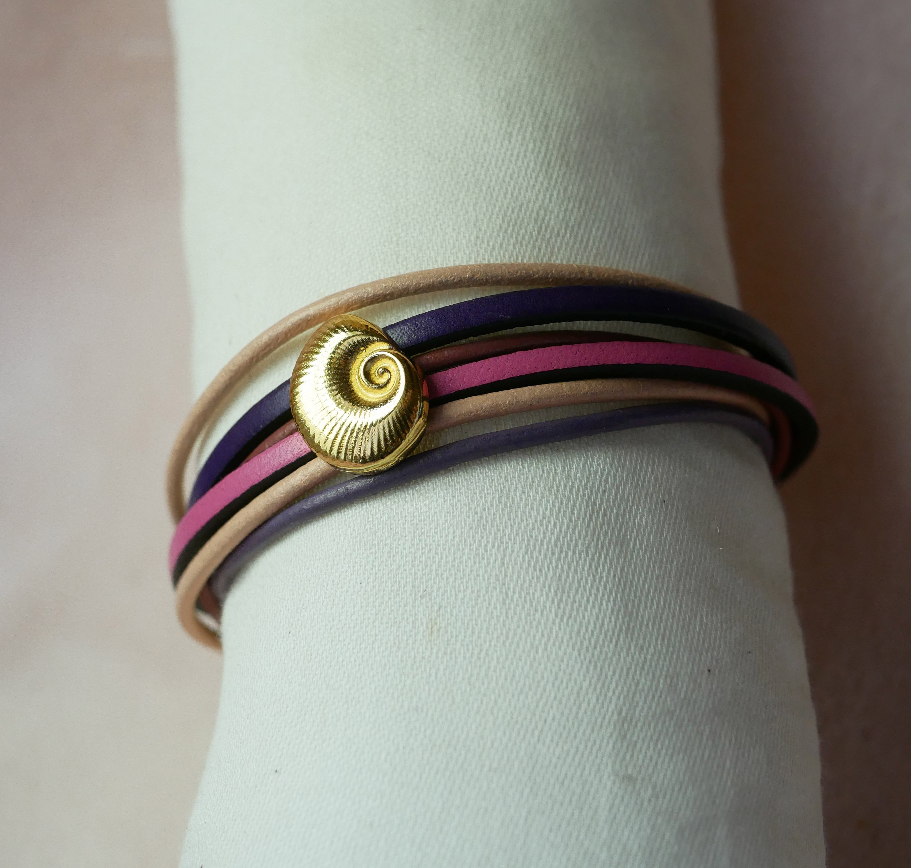 Armband med flera länkar i persika- och mauvefärgat läder med dekor av guldskal