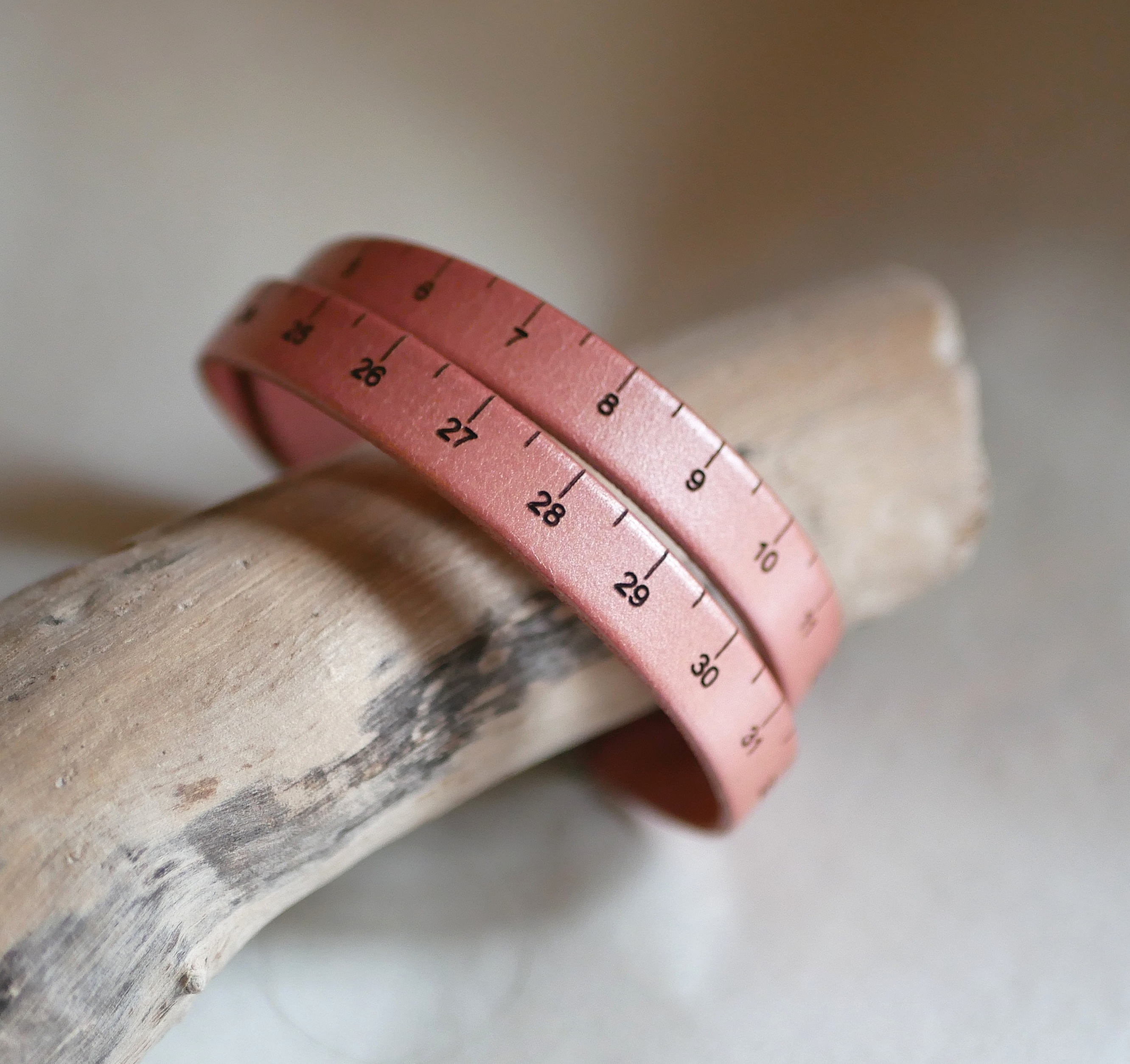 Anpassningsbart graverat m&aring;ttbandsarmband i l&auml;der med dubbla v&auml;ndningar 