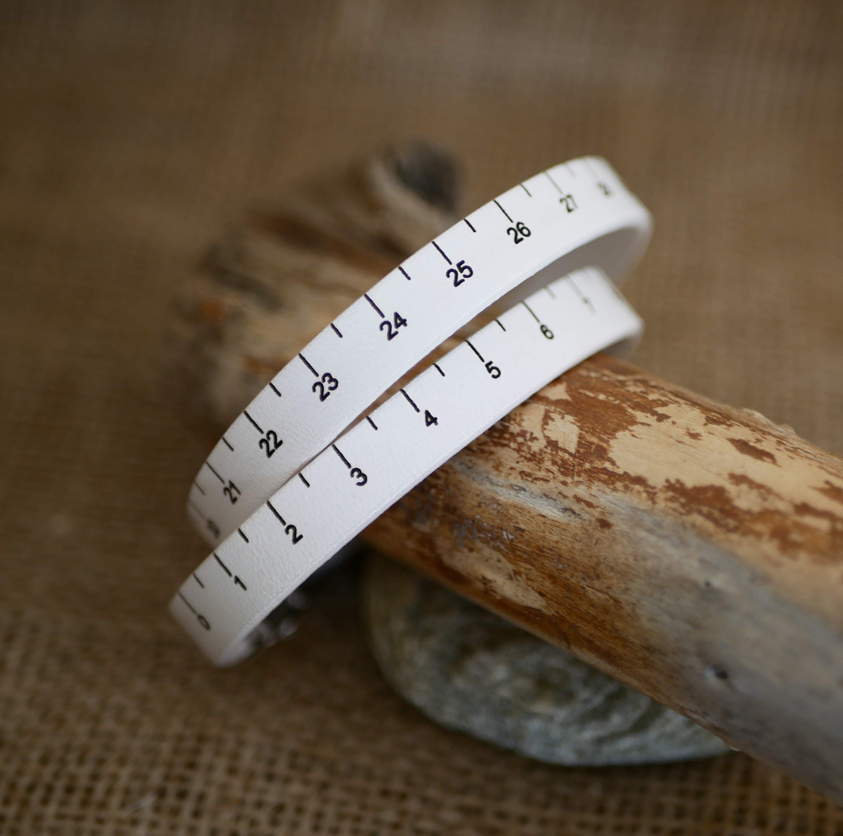 Anpassningsbart graverat m&aring;ttbandsarmband i l&auml;der med dubbla v&auml;ndningar 