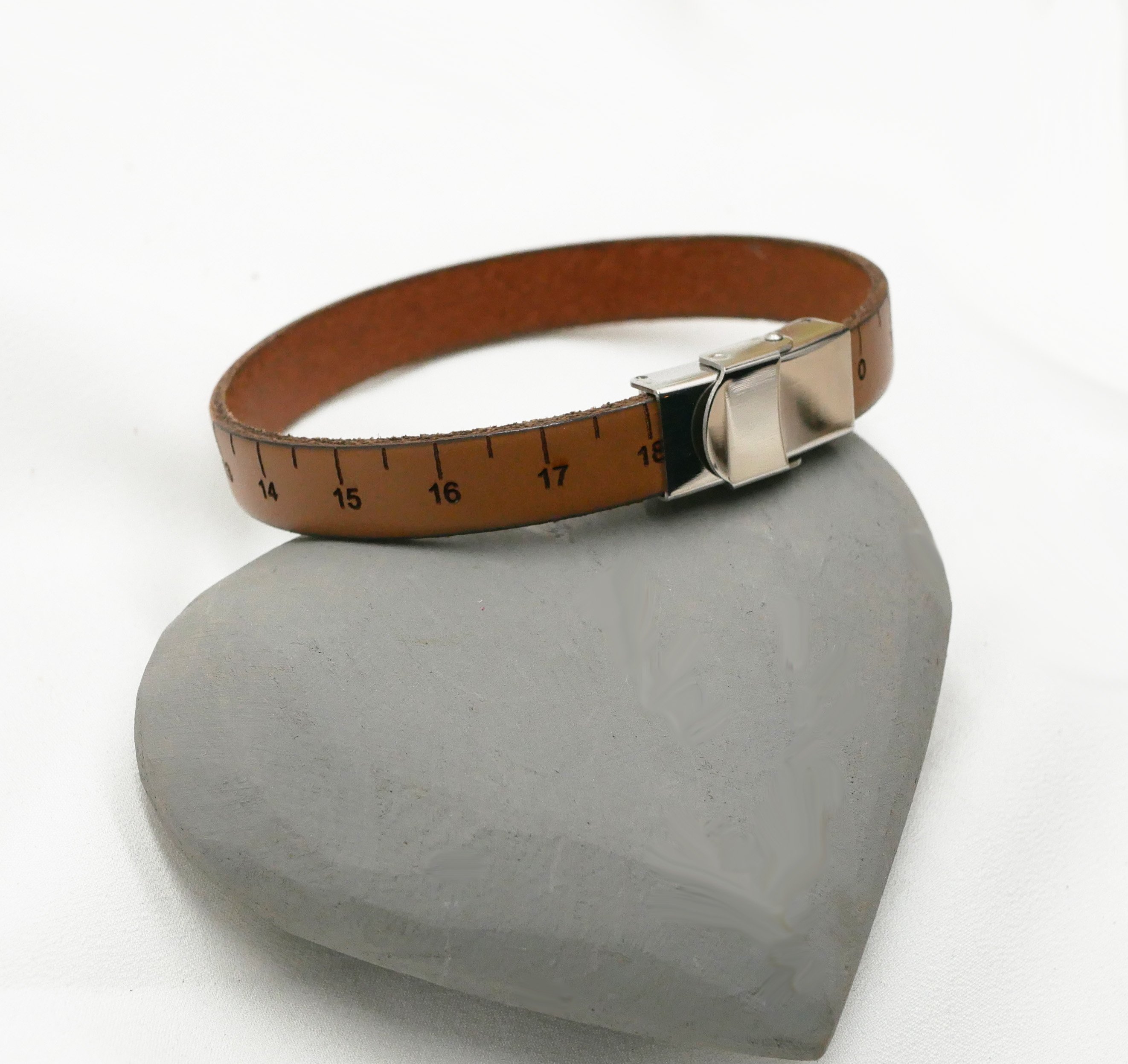 Symeterarmband i läder, graverat i cm och anpassningsbart på baksidan