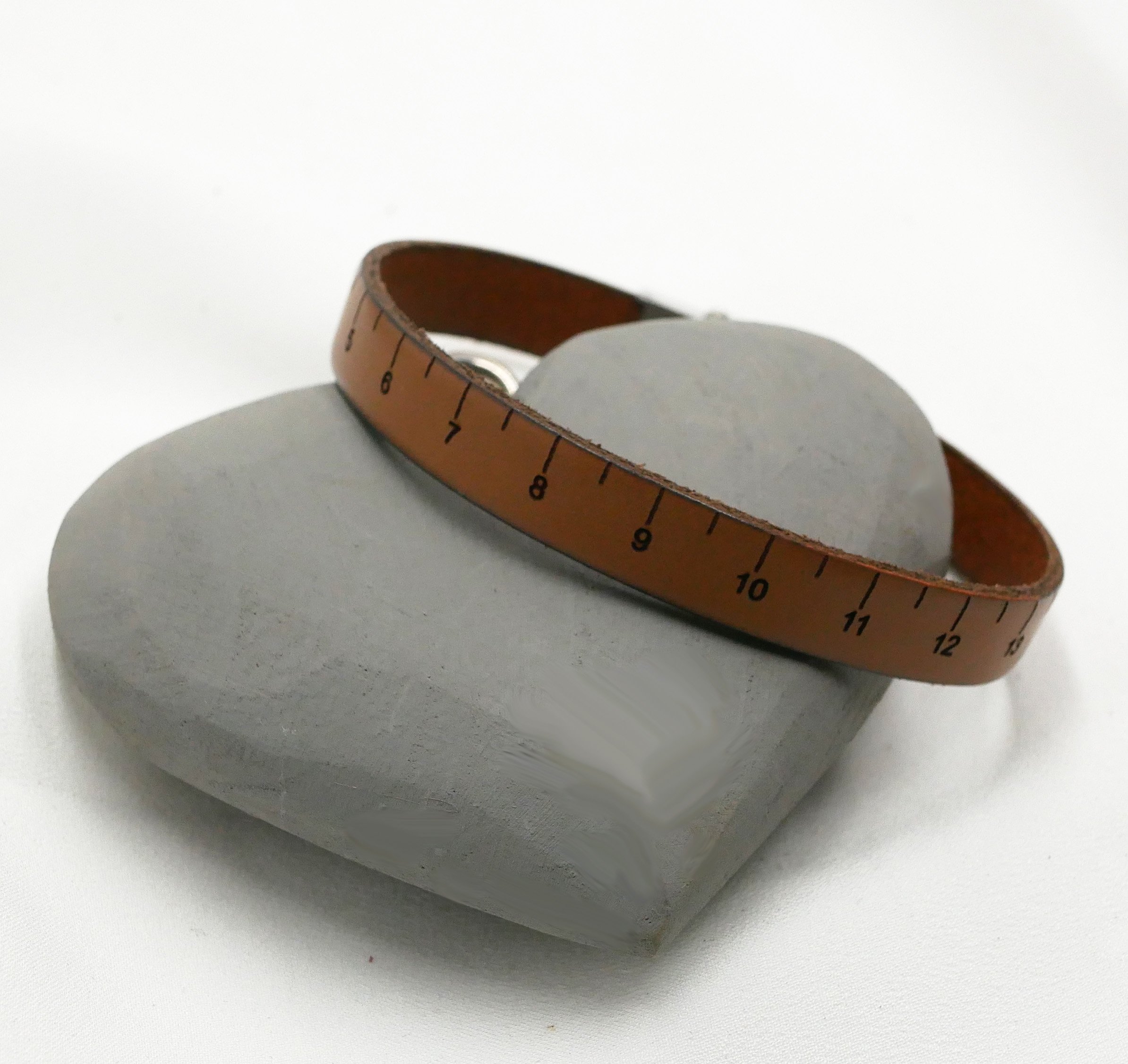 Symeterarmband i läder, graverat i cm och anpassningsbart på baksidan