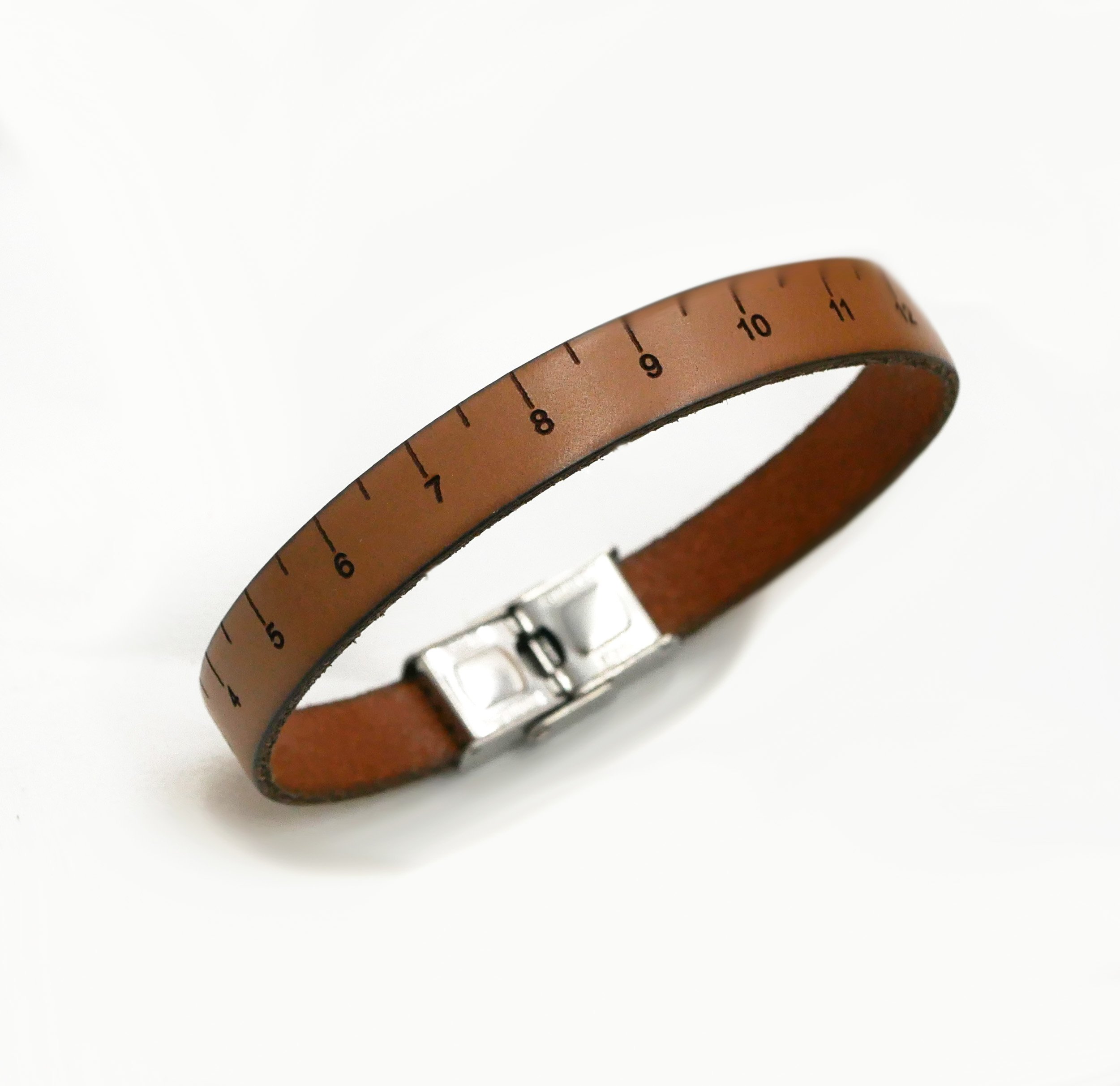 Symeterarmband i läder, graverat i cm och anpassningsbart på baksidan
