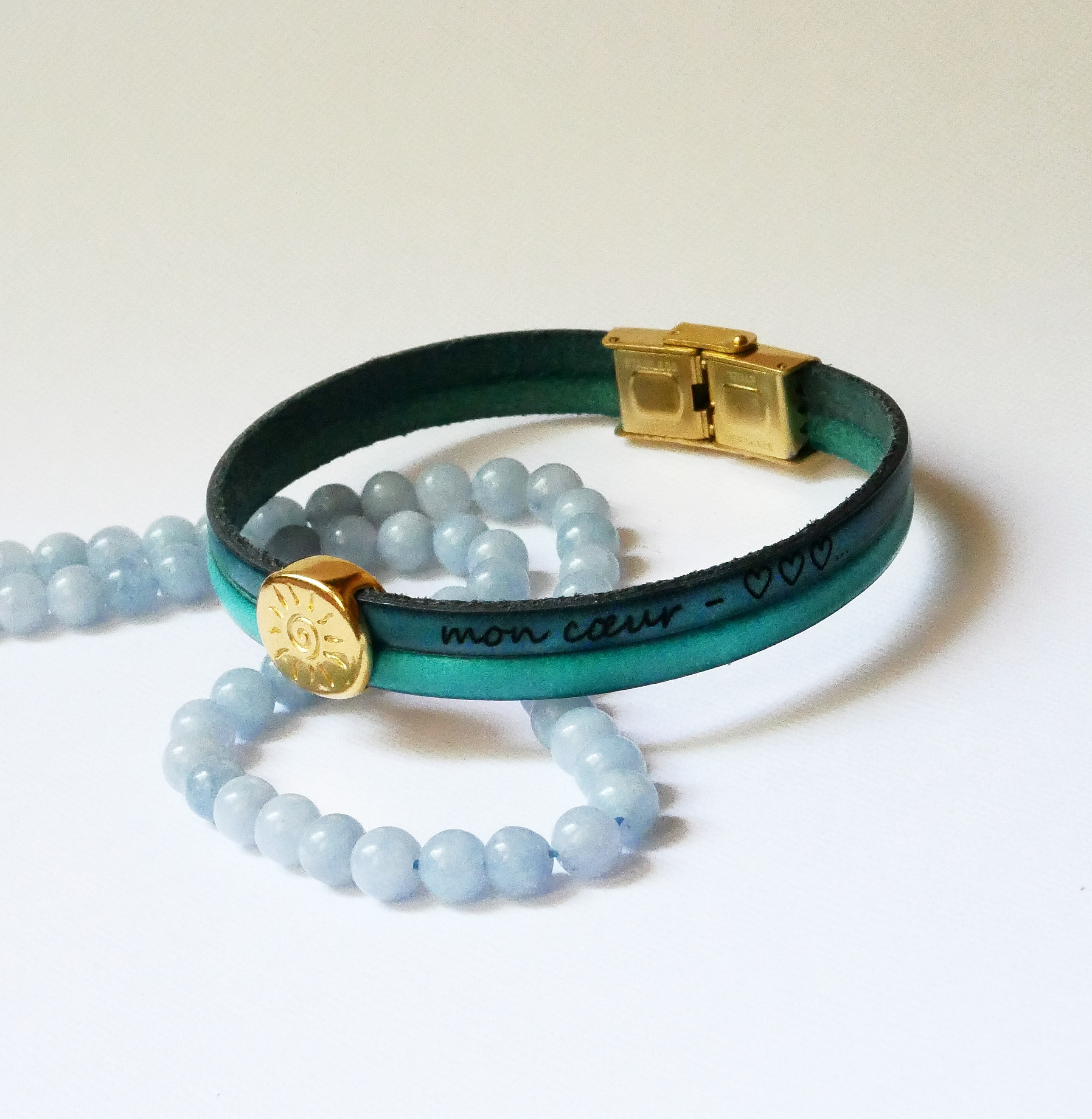 Soleil guldarmband p&aring; en l&auml;derduo f&ouml;r personlig anpassning och gravyr