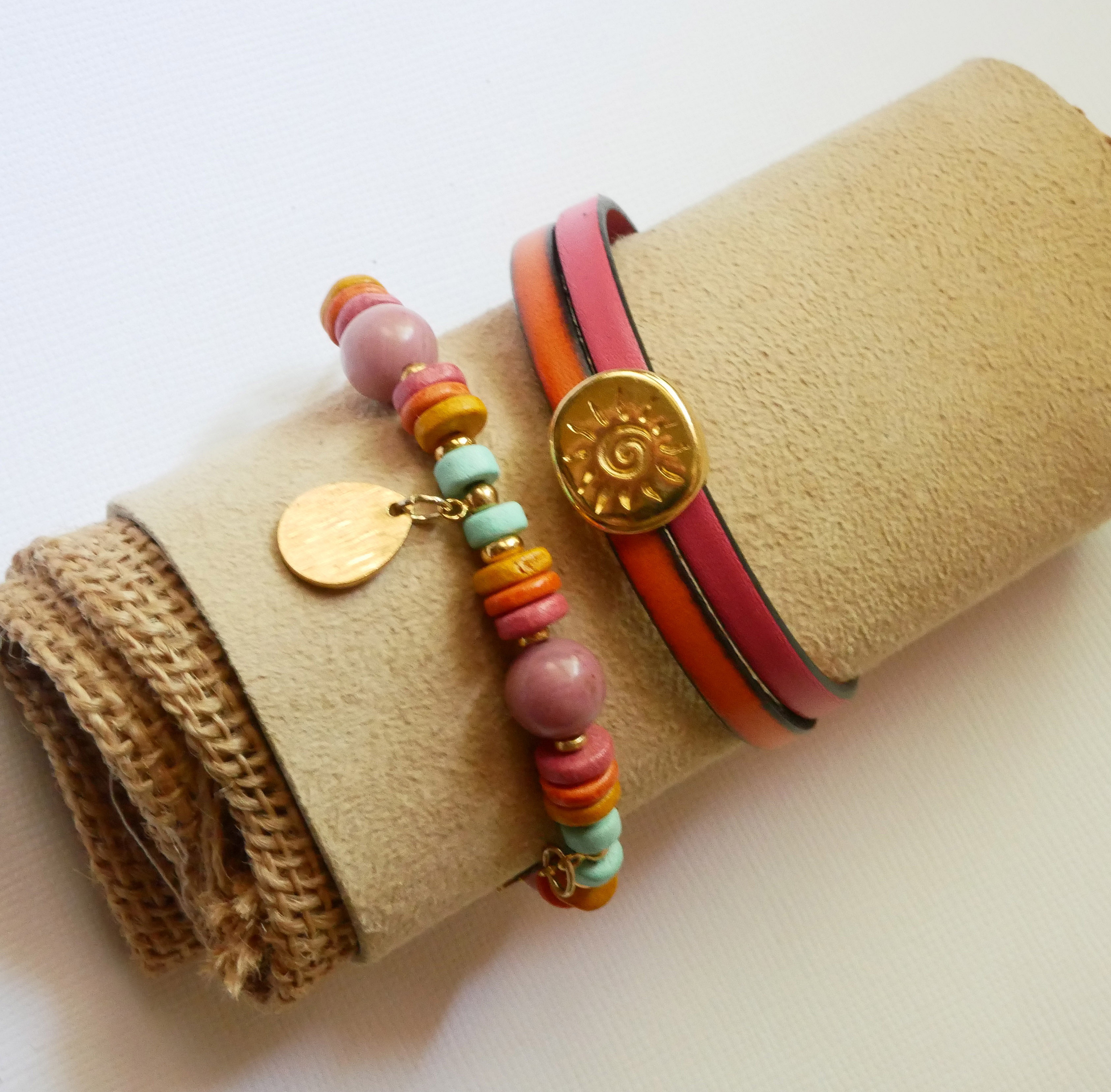 Soleil guldarmband p&aring; en l&auml;derduo f&ouml;r personlig anpassning och gravyr