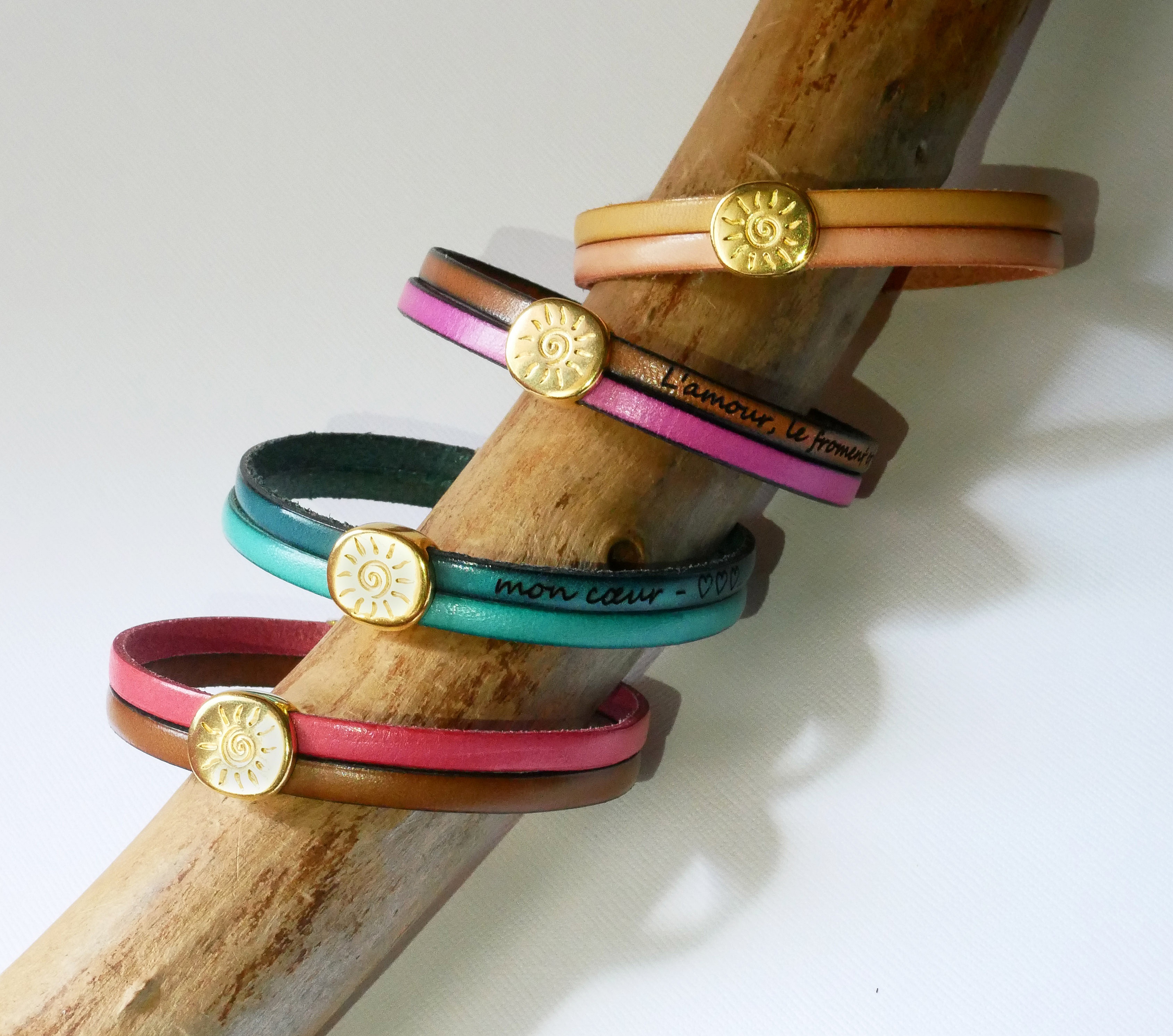 Soleil guldarmband p&aring; en l&auml;derduo f&ouml;r personlig anpassning och gravyr