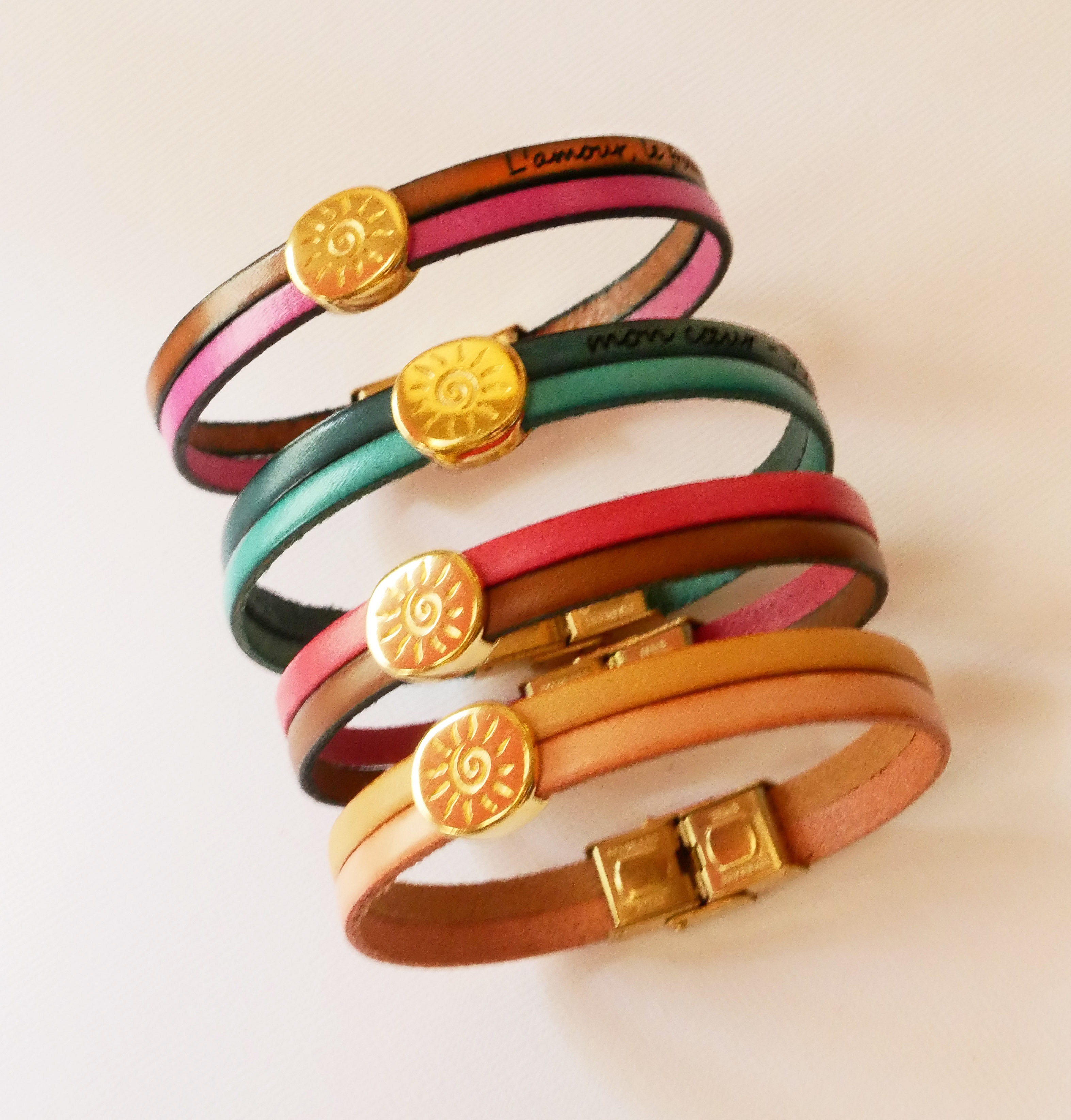 Soleil guldarmband p&aring; en l&auml;derduo f&ouml;r personlig anpassning och gravyr