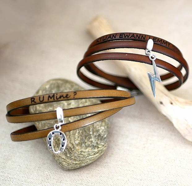 Armband med ett l&auml;derh&auml;nge med 3 vridningar som kan anpassas genom gravering.