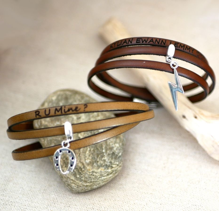 Armband med ett läderhänge med 3 vridningar som kan anpassas genom gravering.