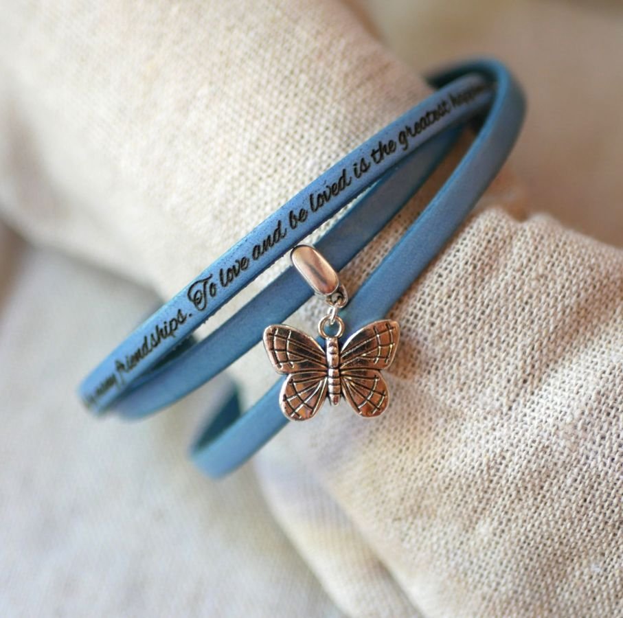Armband med ett läderhänge med 3 vridningar som kan anpassas genom gravering.