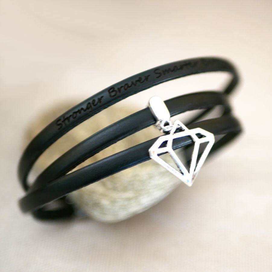 Armband med ett läderhänge med 3 vridningar som kan anpassas genom gravering.