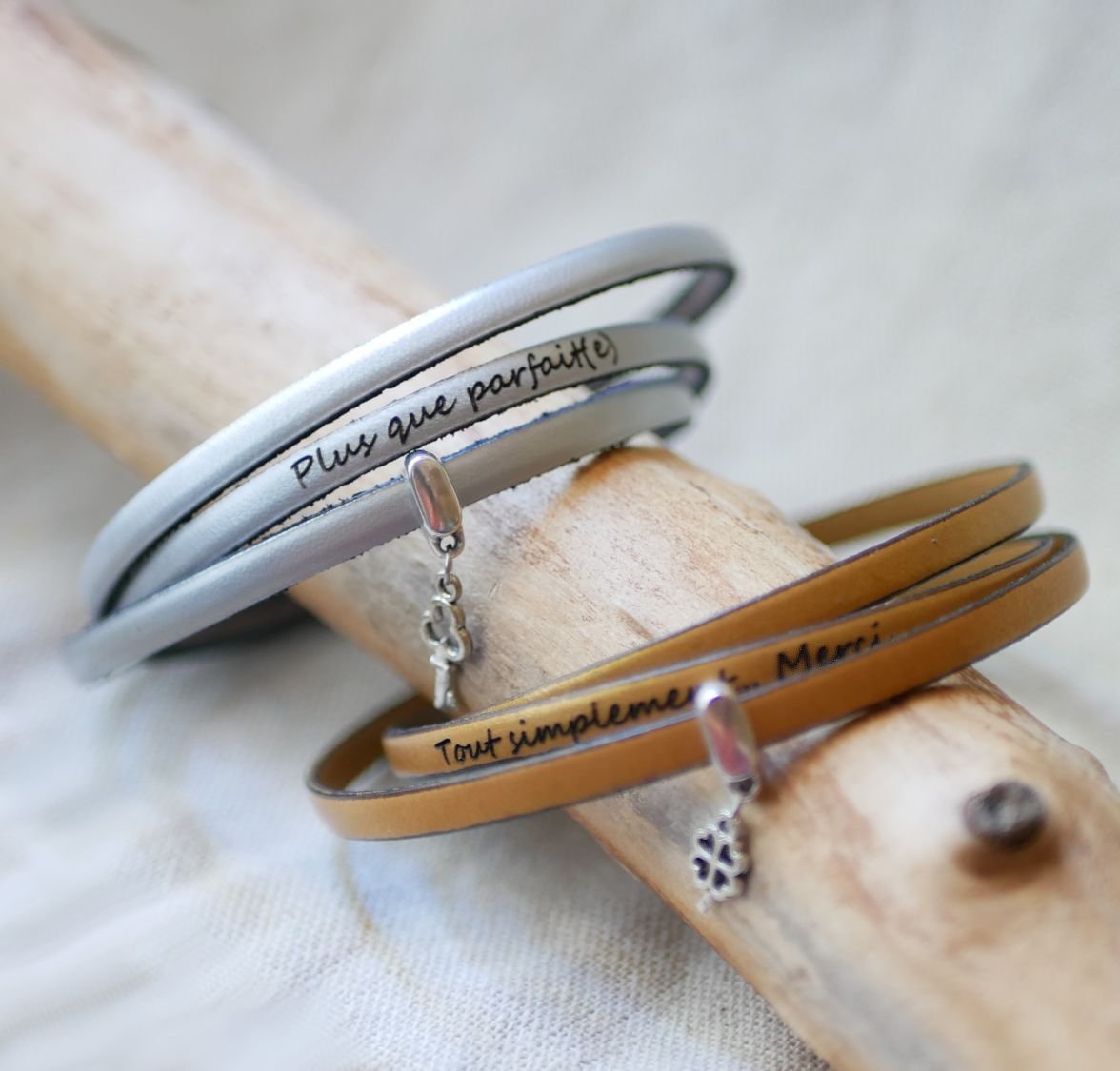 Armband med ett läderhänge med 3 vridningar som kan anpassas genom gravering.