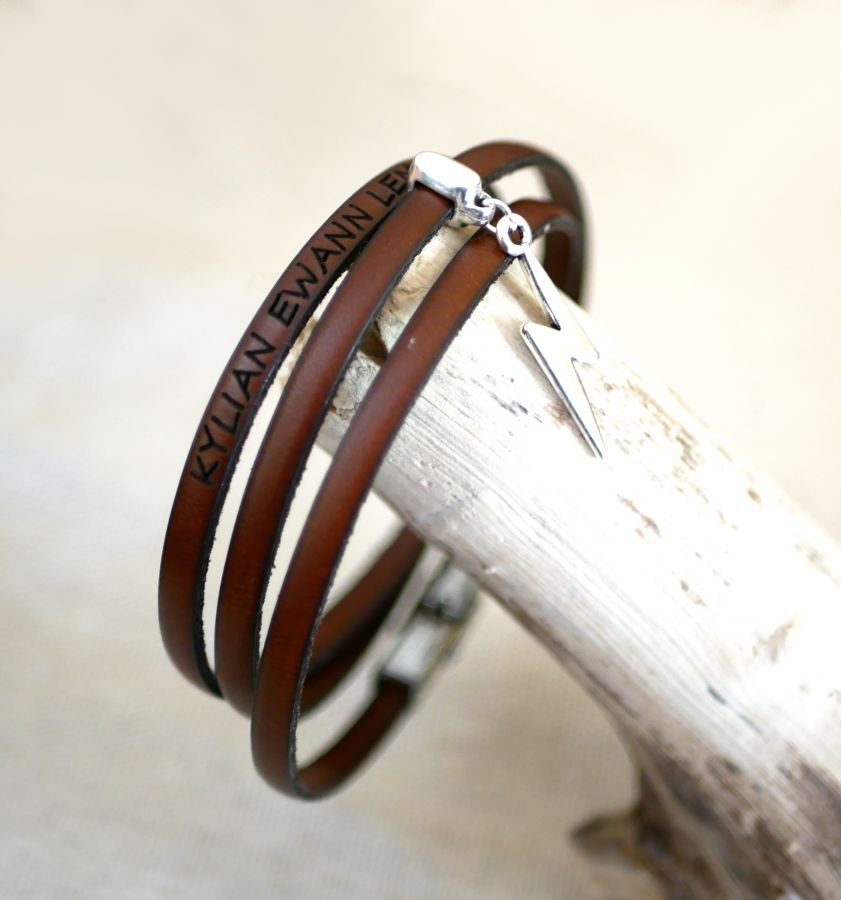 Armband med ett läderhänge med 3 vridningar som kan anpassas genom gravering.