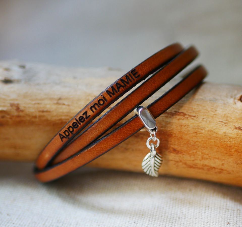 Armband med ett läderhänge med 3 vridningar som kan anpassas genom gravering.
