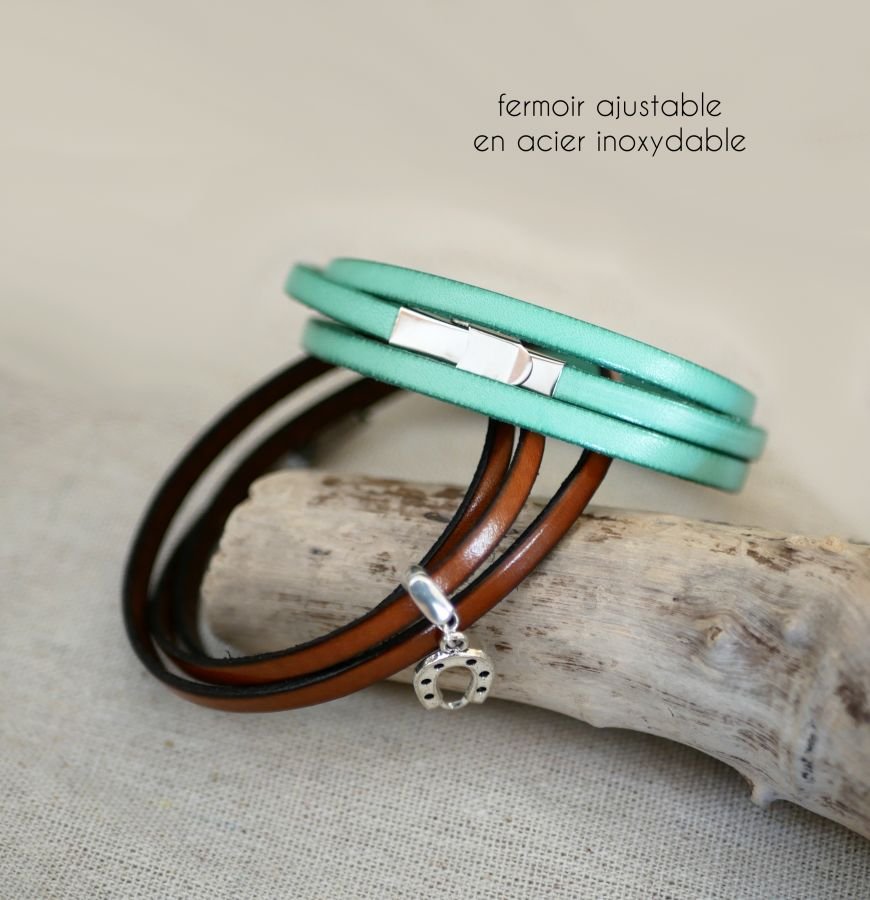 Läderarmband med 2 vändningar och graverbar berlock