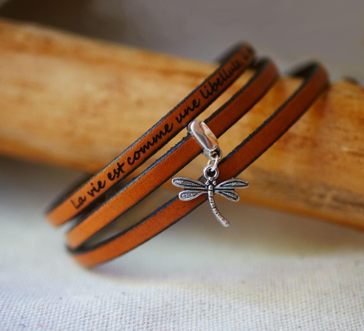 Armband med ett läderhänge med 3 vridningar som kan anpassas genom gravering.
