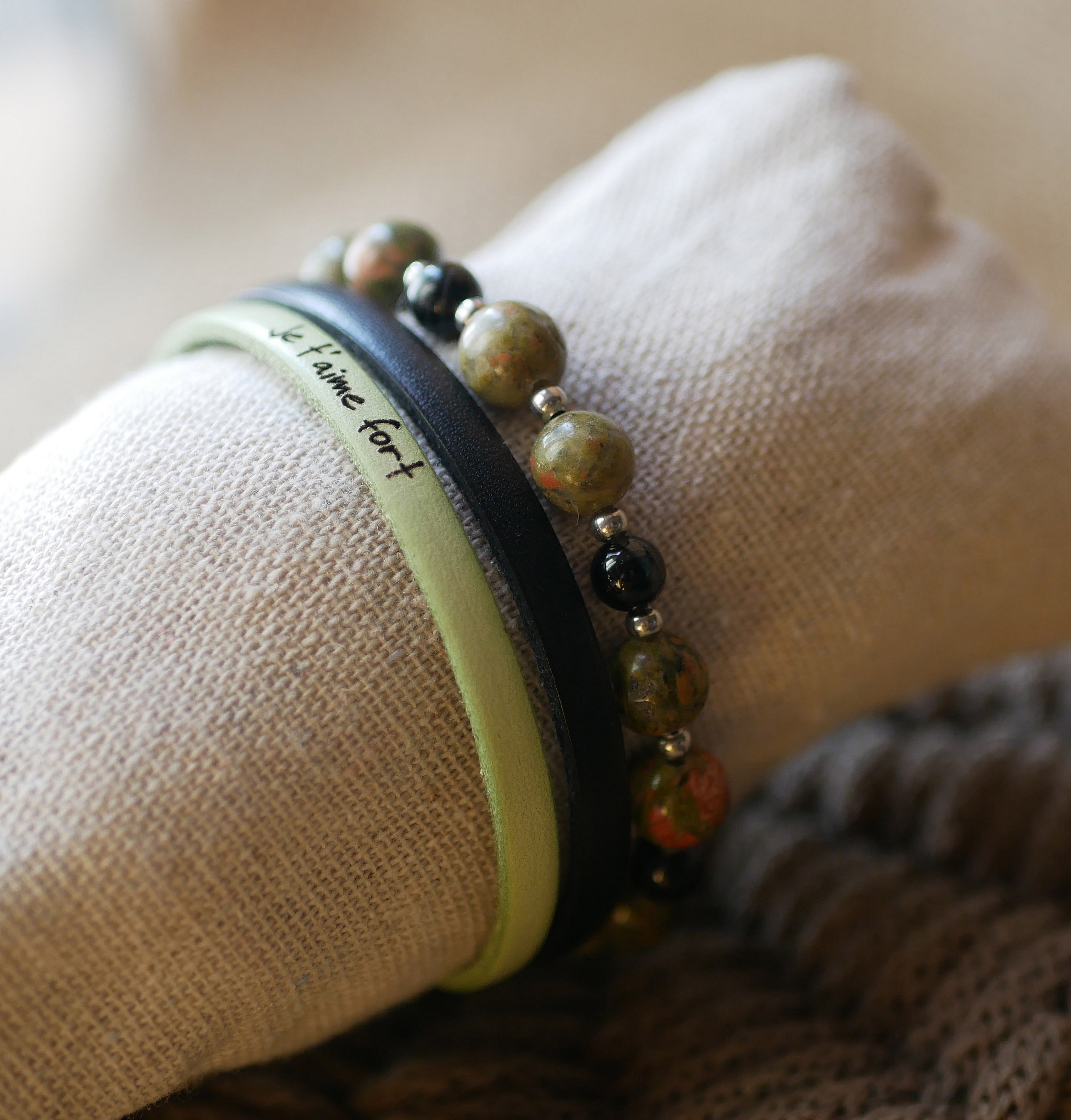 Oblongt p&auml;rlarmband i st&aring;l med p&auml;rlor av naturstenen unakite 