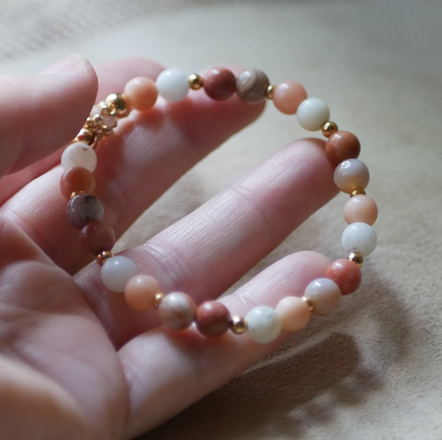 Armband med rosa och vita Aventurin-naturstenspärlor och gyllene pärlor