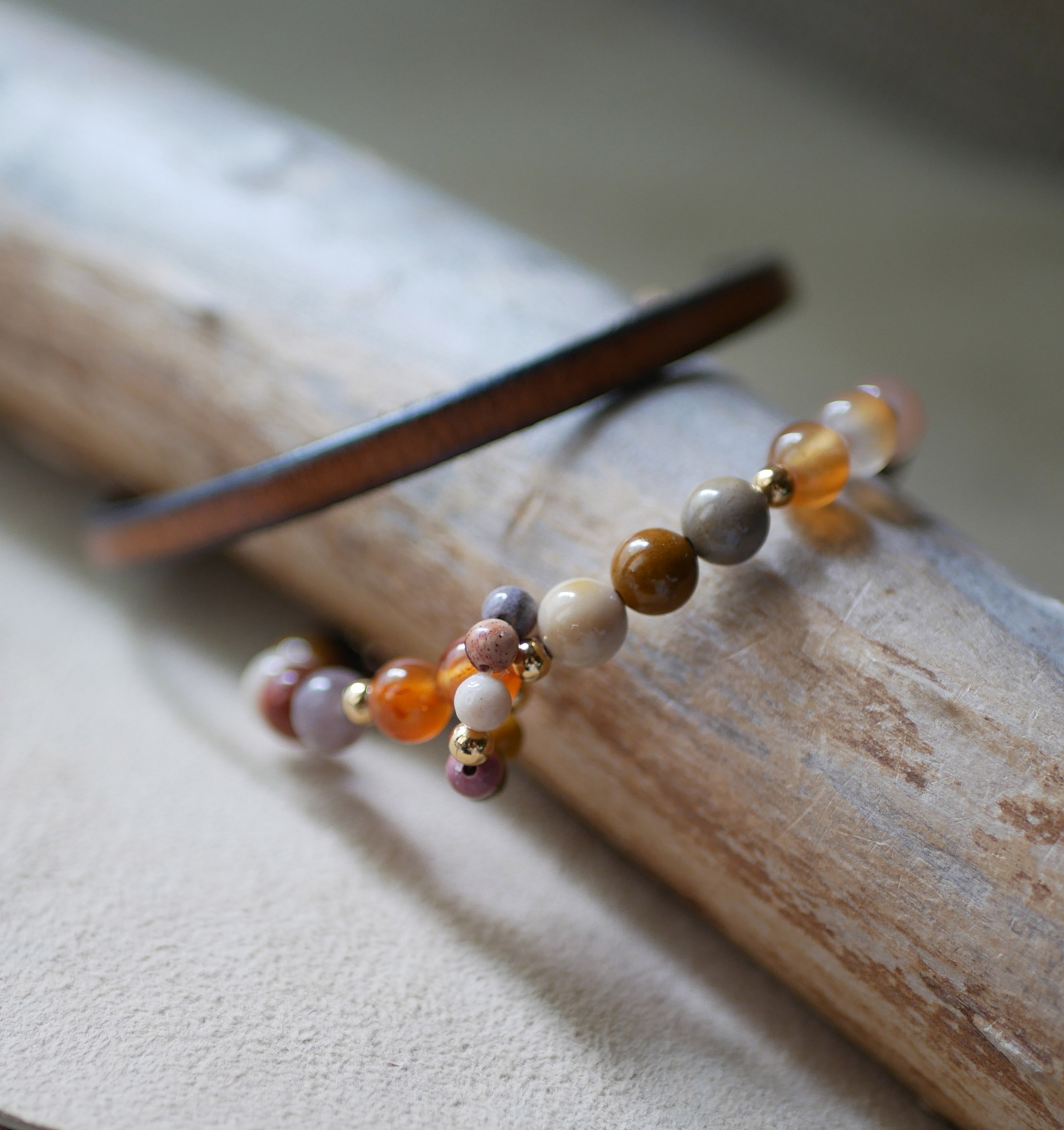 Moka&iuml;te- och Cornalite-naturstensarmband med minip&auml;rlring