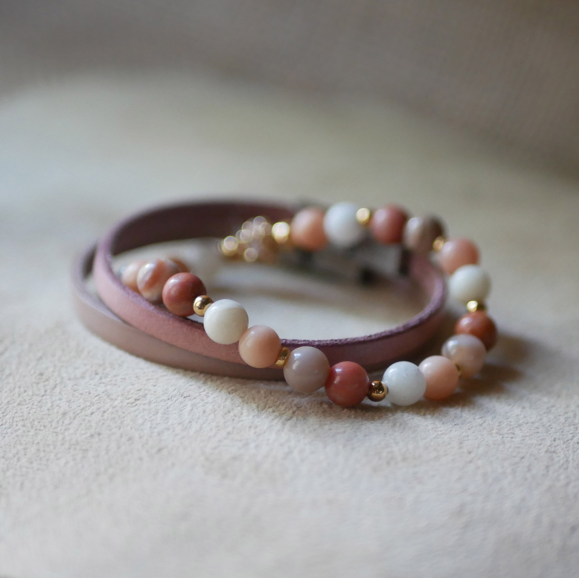 Armband med rosa och vita Aventurin-naturstenspärlor och gyllene pärlor