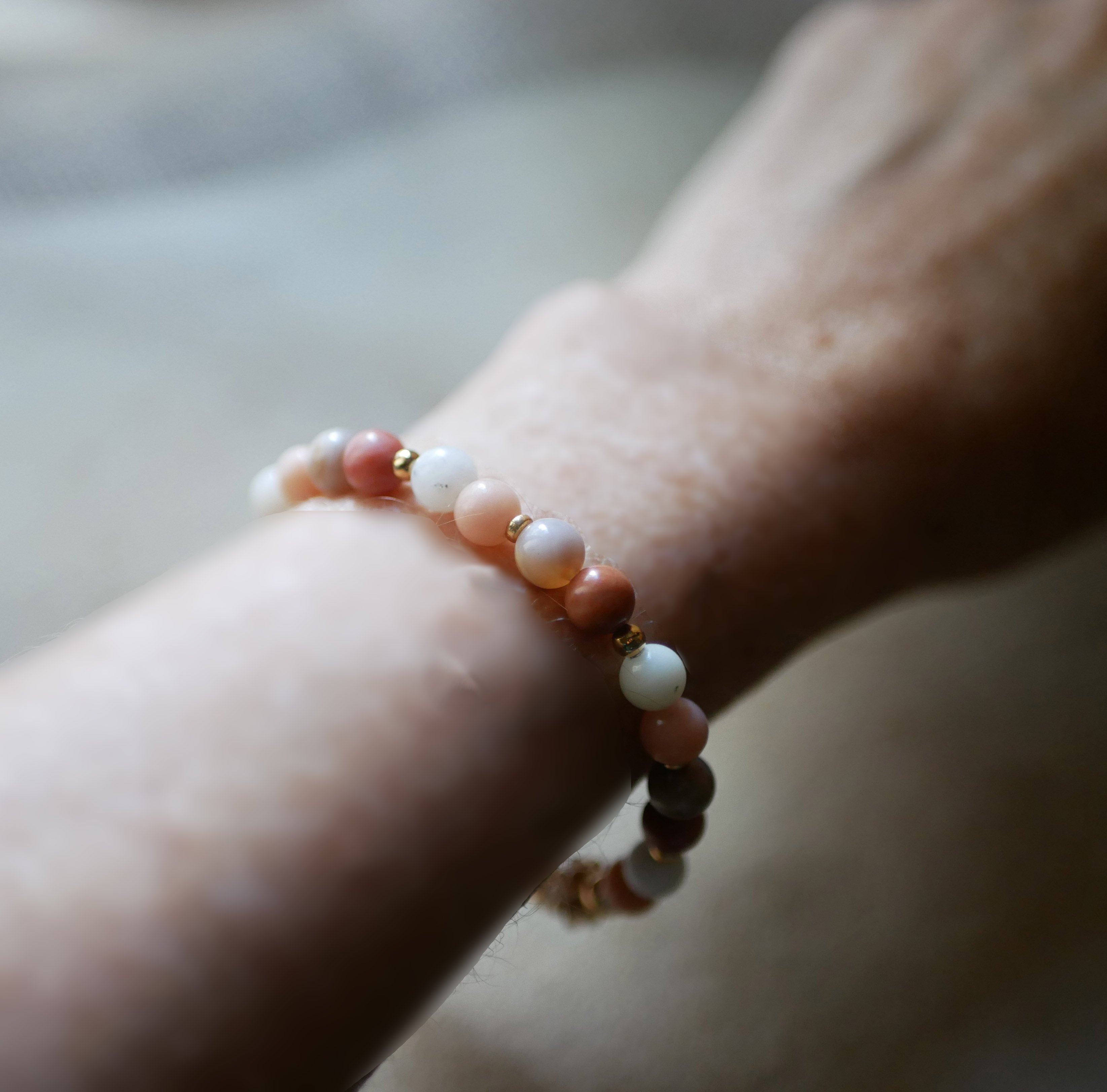 Armband med rosa och vita Aventurin-naturstenspärlor och gyllene pärlor