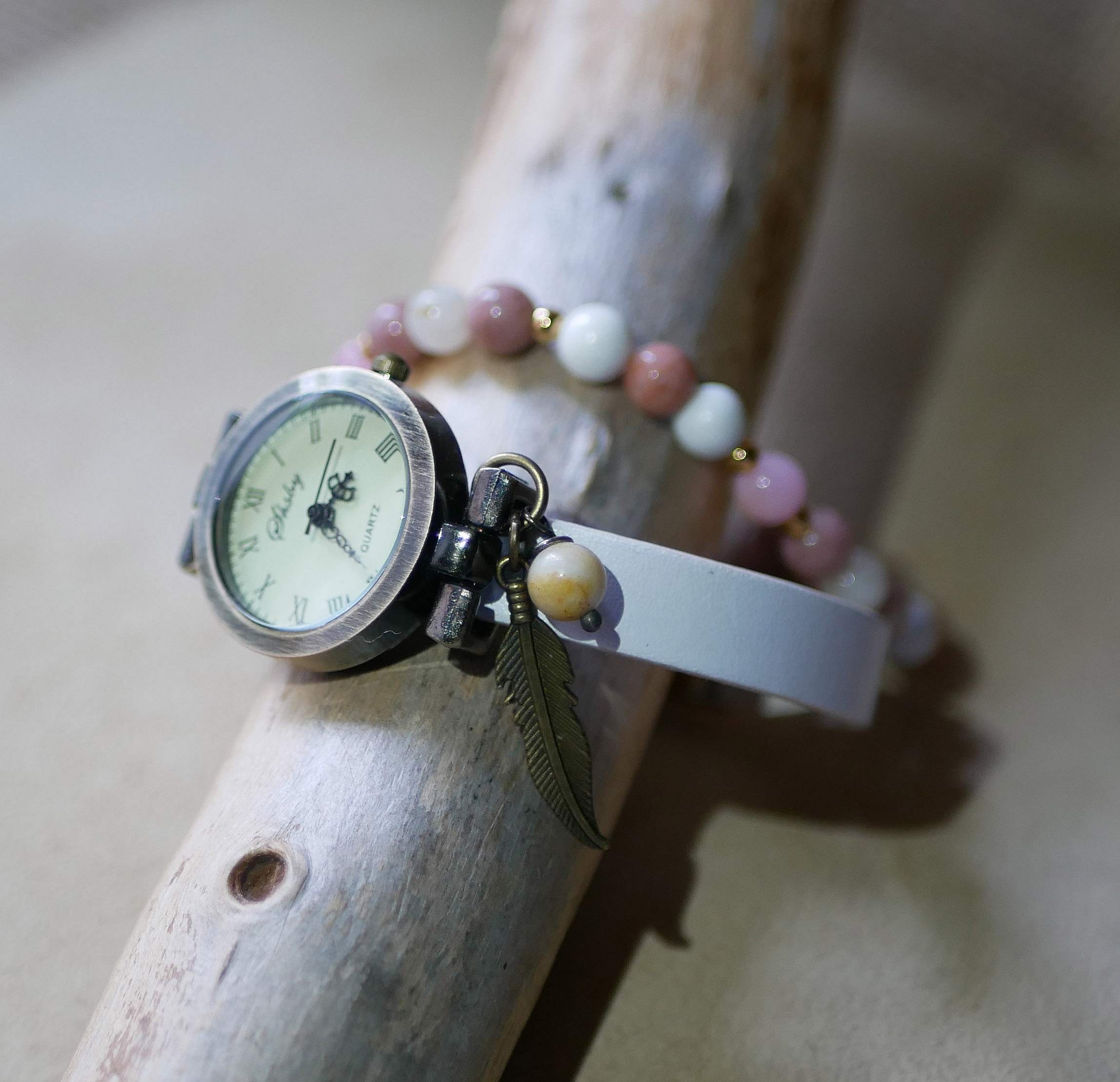 Armband med naturstenarna howlit och rhodonit samt guldp&auml;rlor