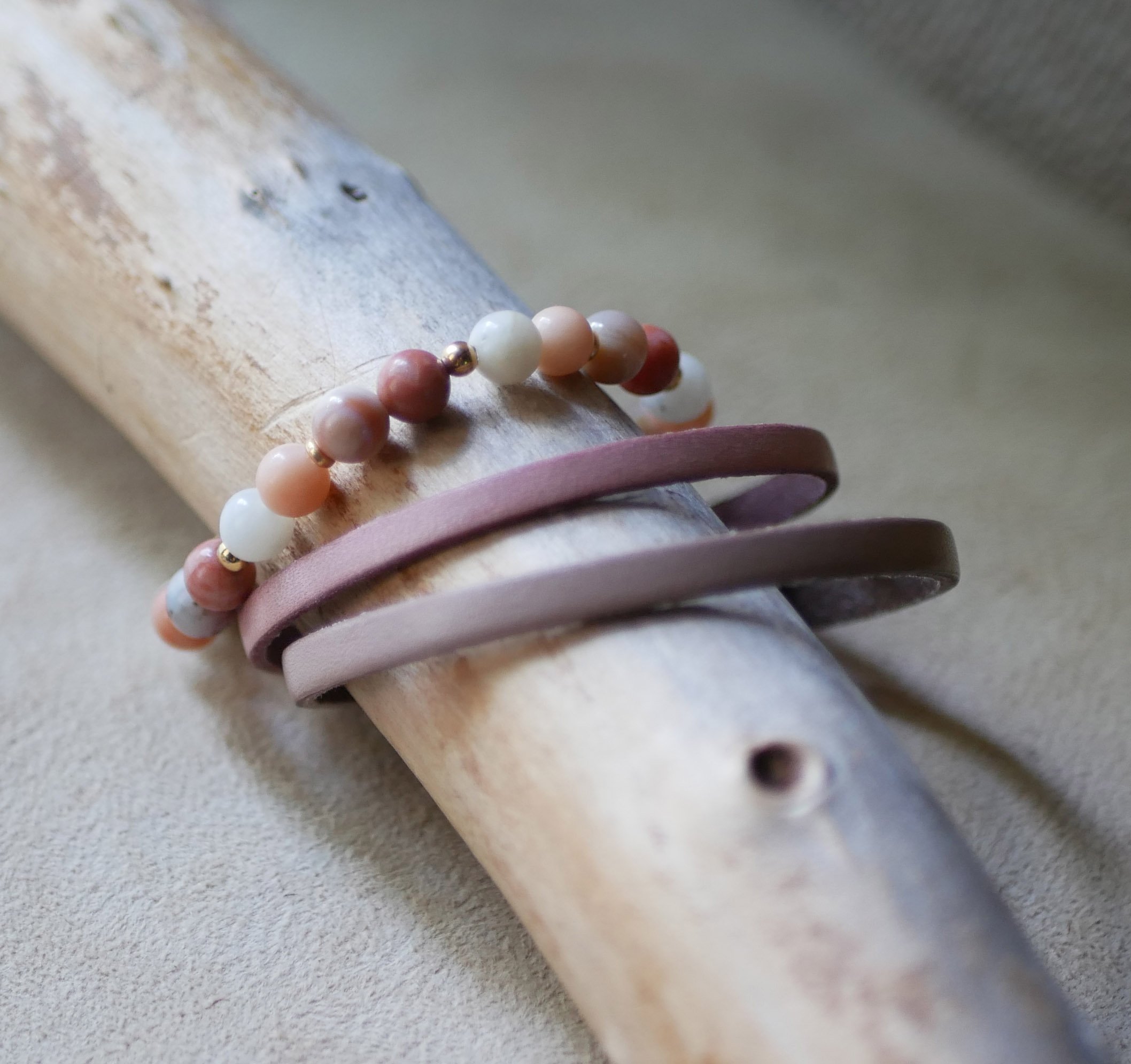 Armband med rosa och vita Aventurin-naturstenspärlor och gyllene pärlor
