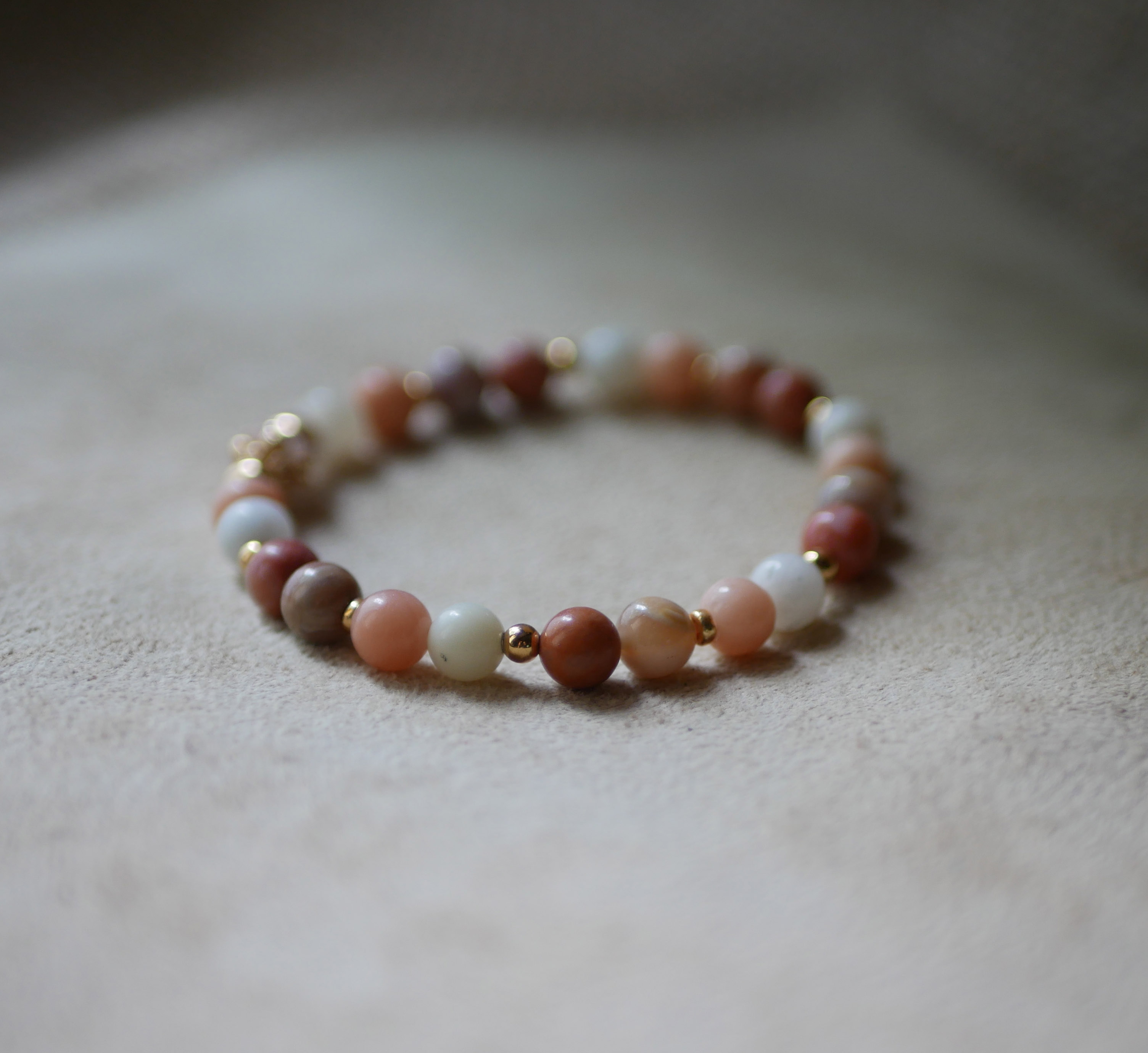 Armband med rosa och vita Aventurin-naturstenspärlor och gyllene pärlor
